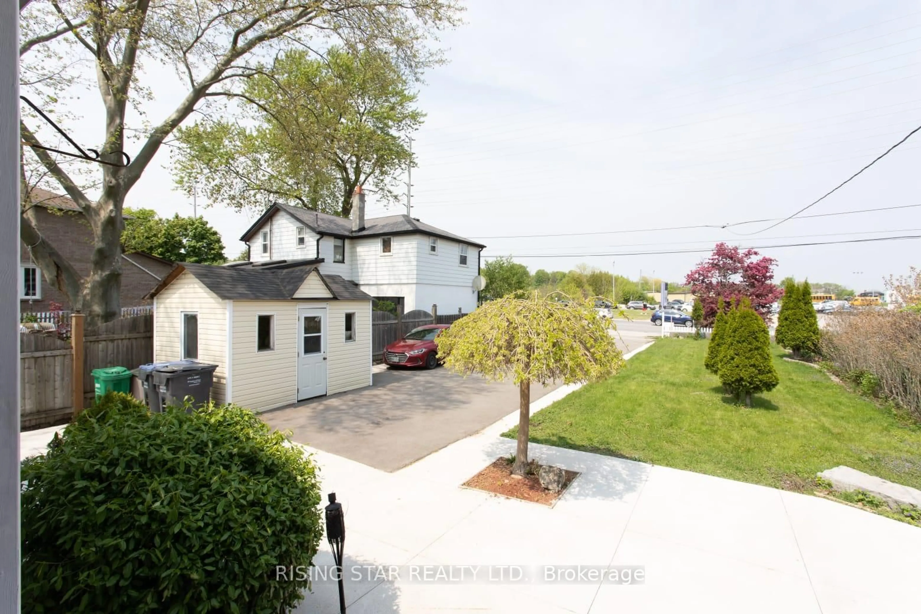 A pic from outside/outdoor area/front of a property/back of a property/a pic from drone, street for 1328 Cawthra Rd, Mississauga Ontario L5G 4K9