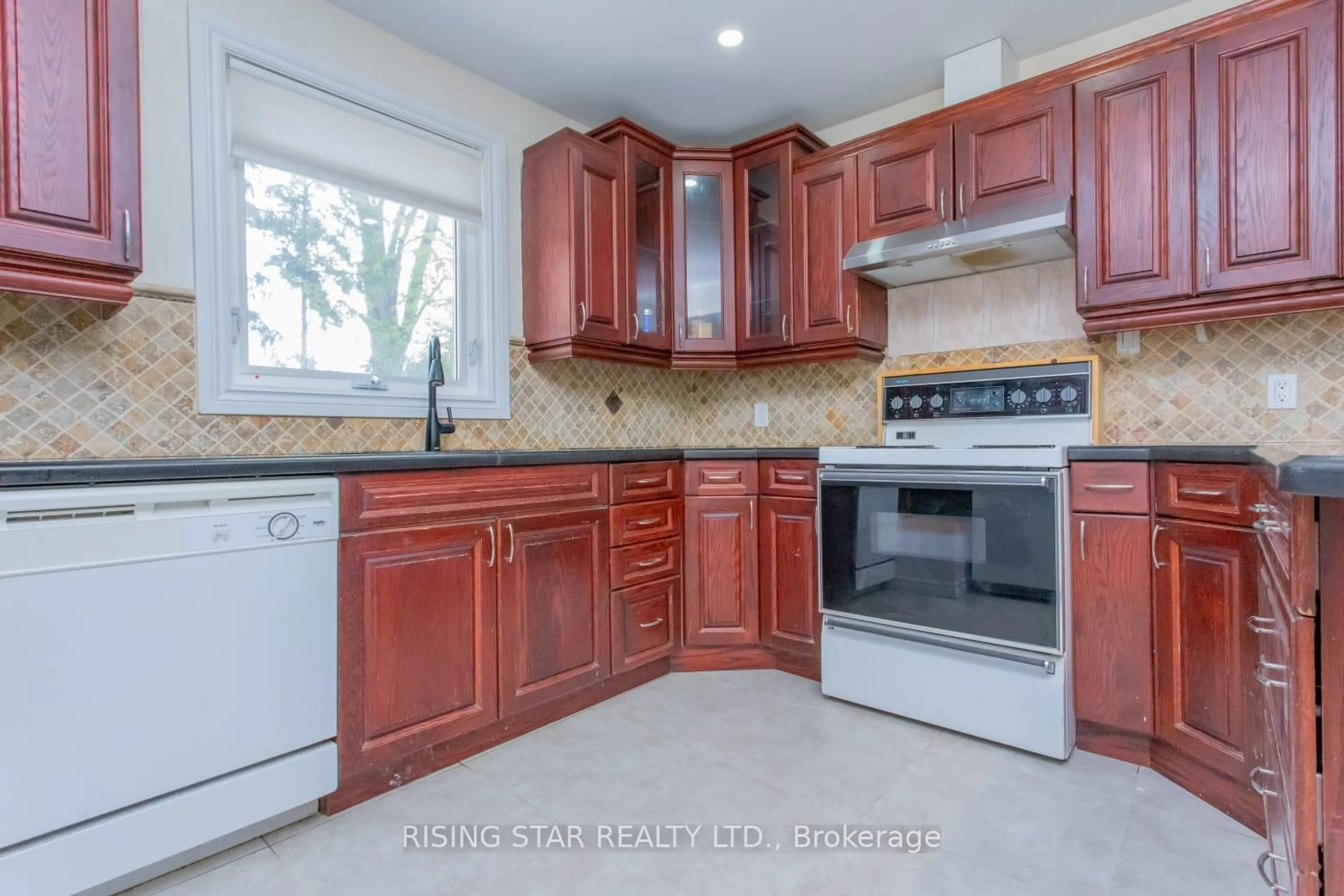 Standard kitchen, ceramic/tile floor for 1328 Cawthra Rd, Mississauga Ontario L5G 4K9