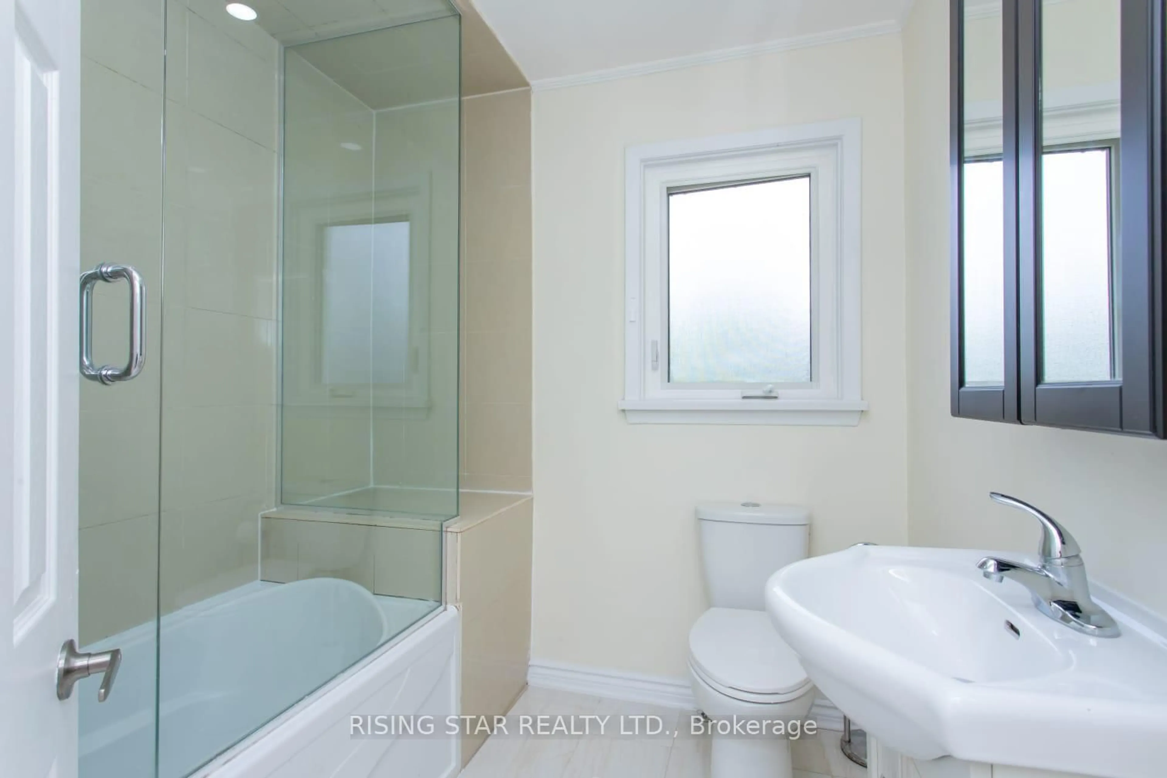 Standard bathroom, ceramic/tile floor for 1328 Cawthra Rd, Mississauga Ontario L5G 4K9