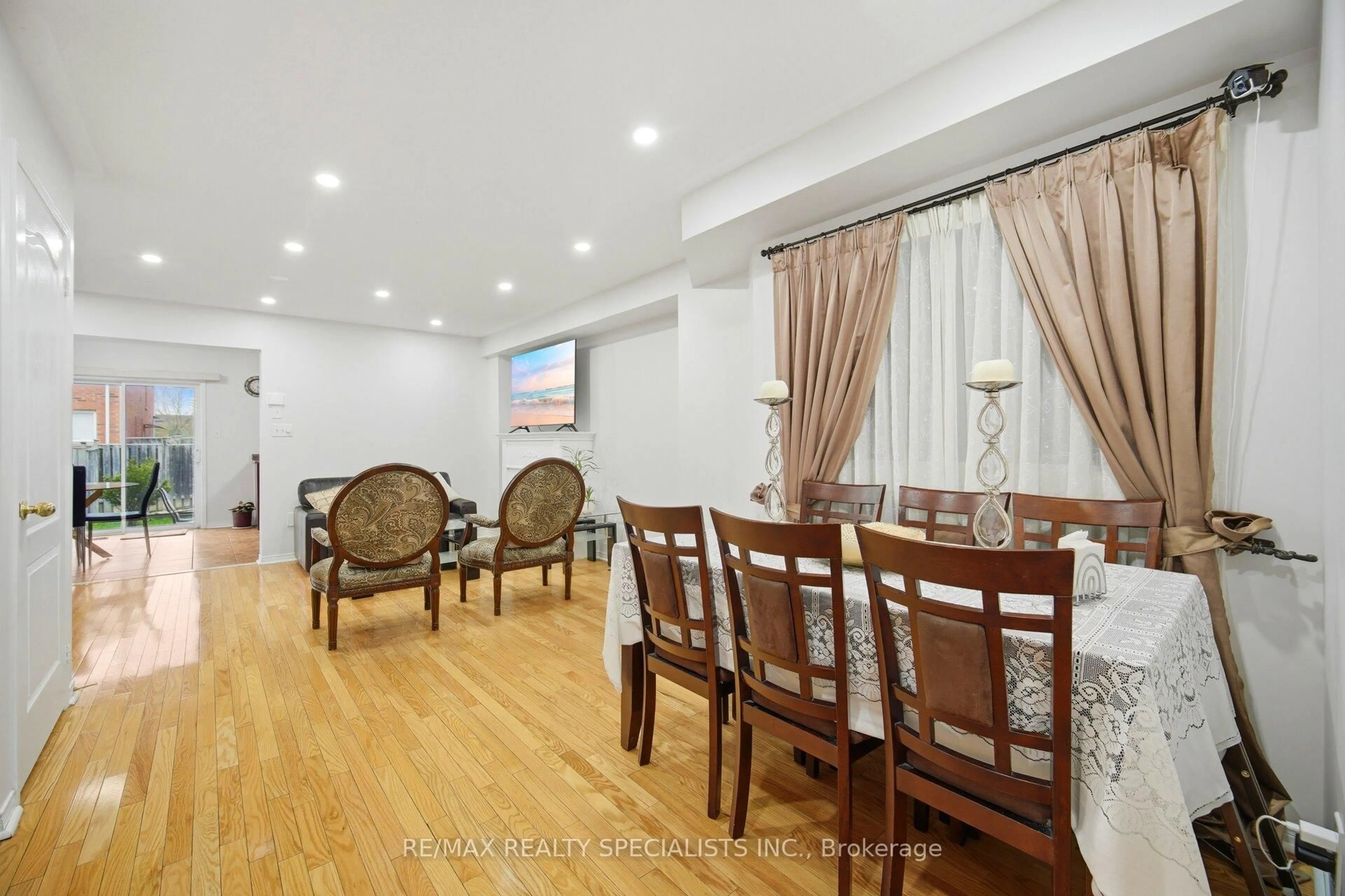 Dining room, wood/laminate floor for 44 Galtee Rd, Brampton Ontario L6X 0J5