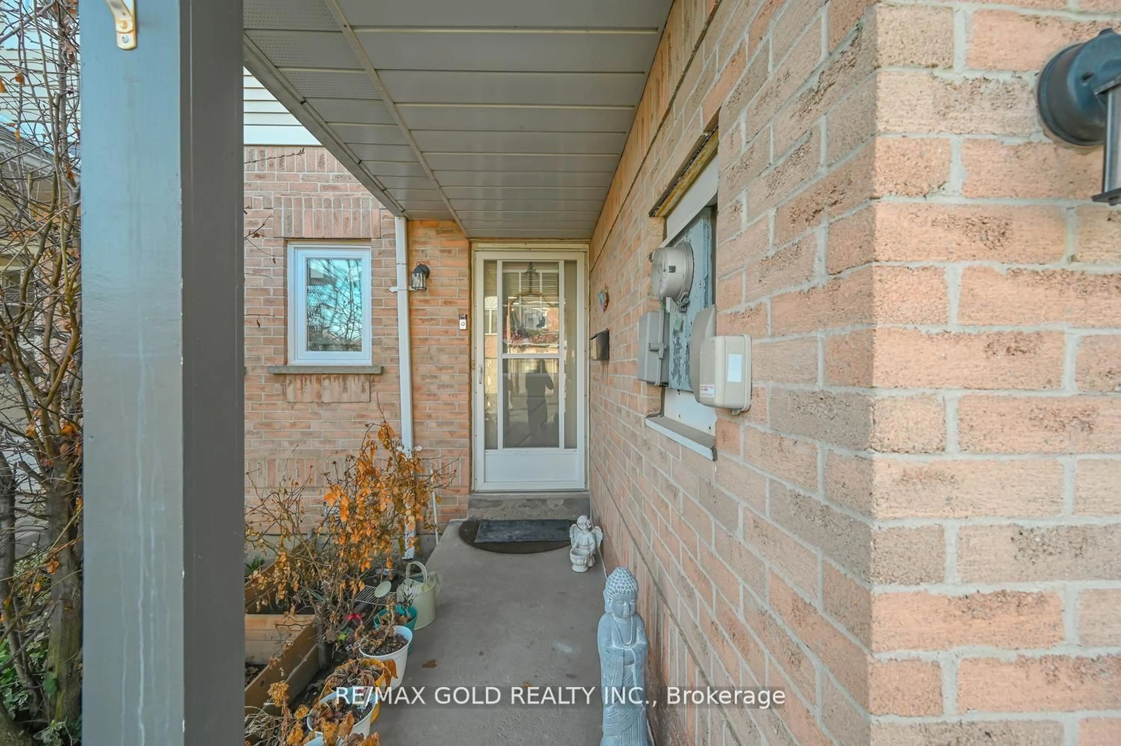Indoor entryway for 30 Wickstead Crt, Brampton Ontario L6R 1N8