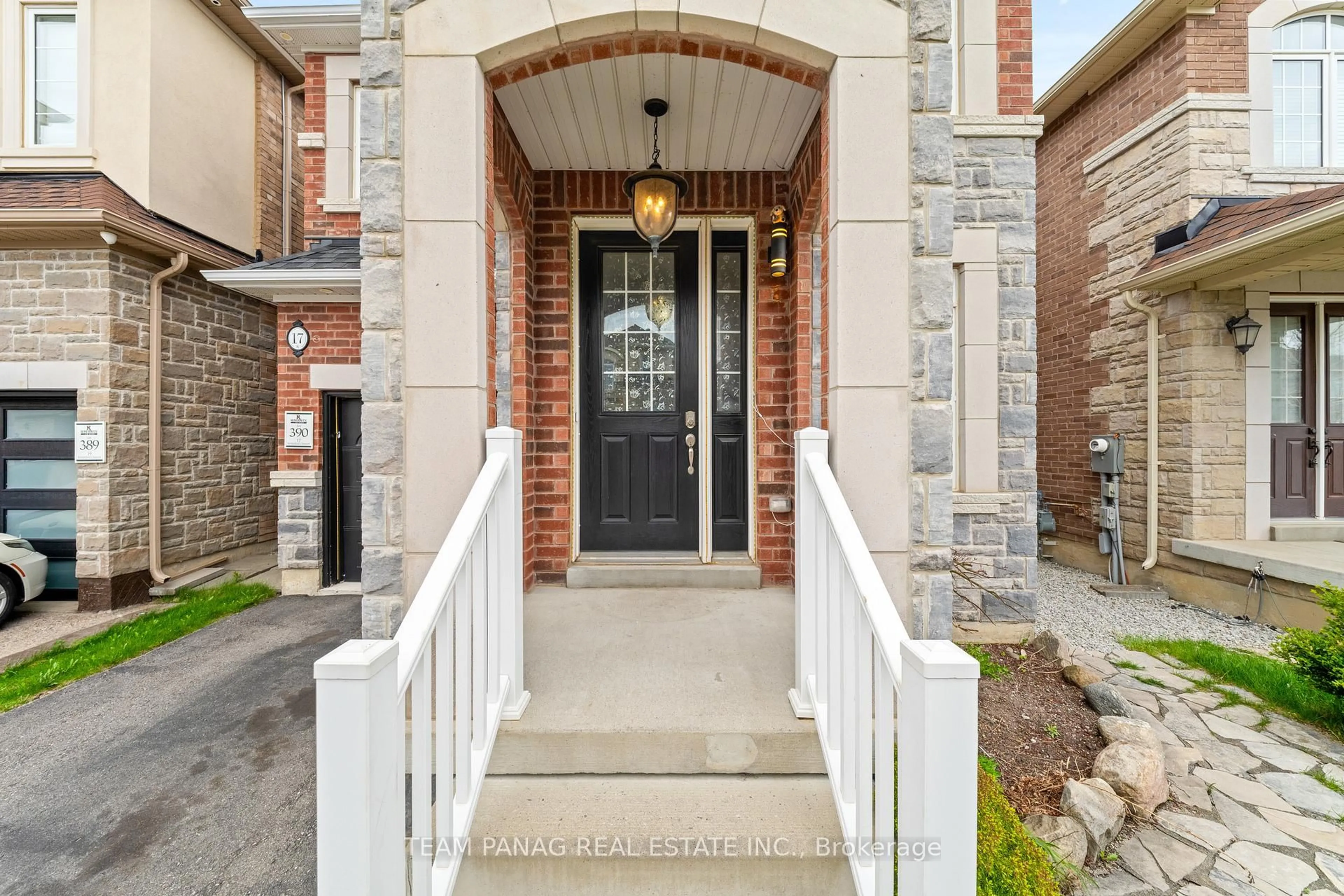 Indoor entryway for 17 Kempsford Cres, Brampton Ontario L7A 4M5