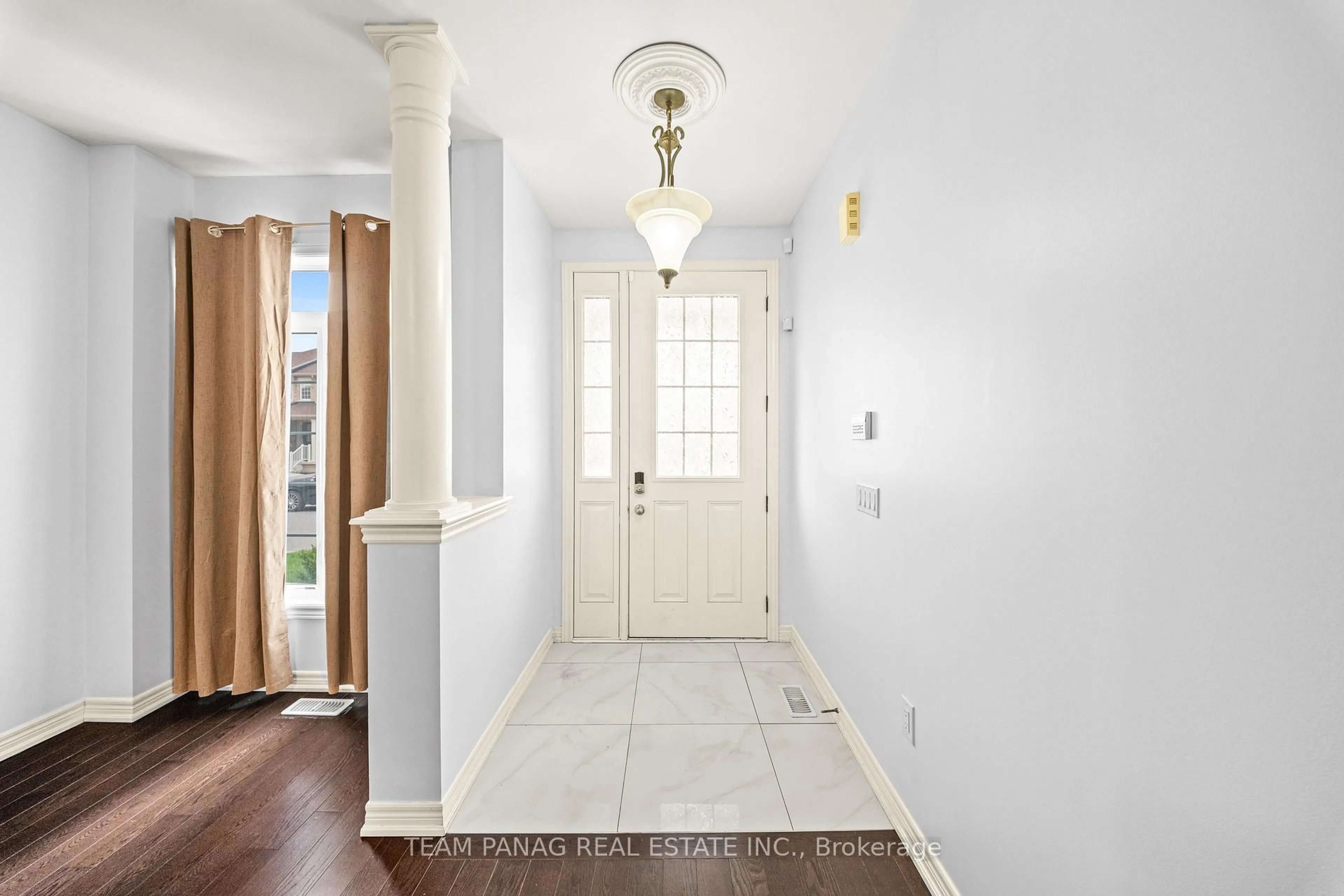 Indoor entryway for 17 Kempsford Cres, Brampton Ontario L7A 4M5