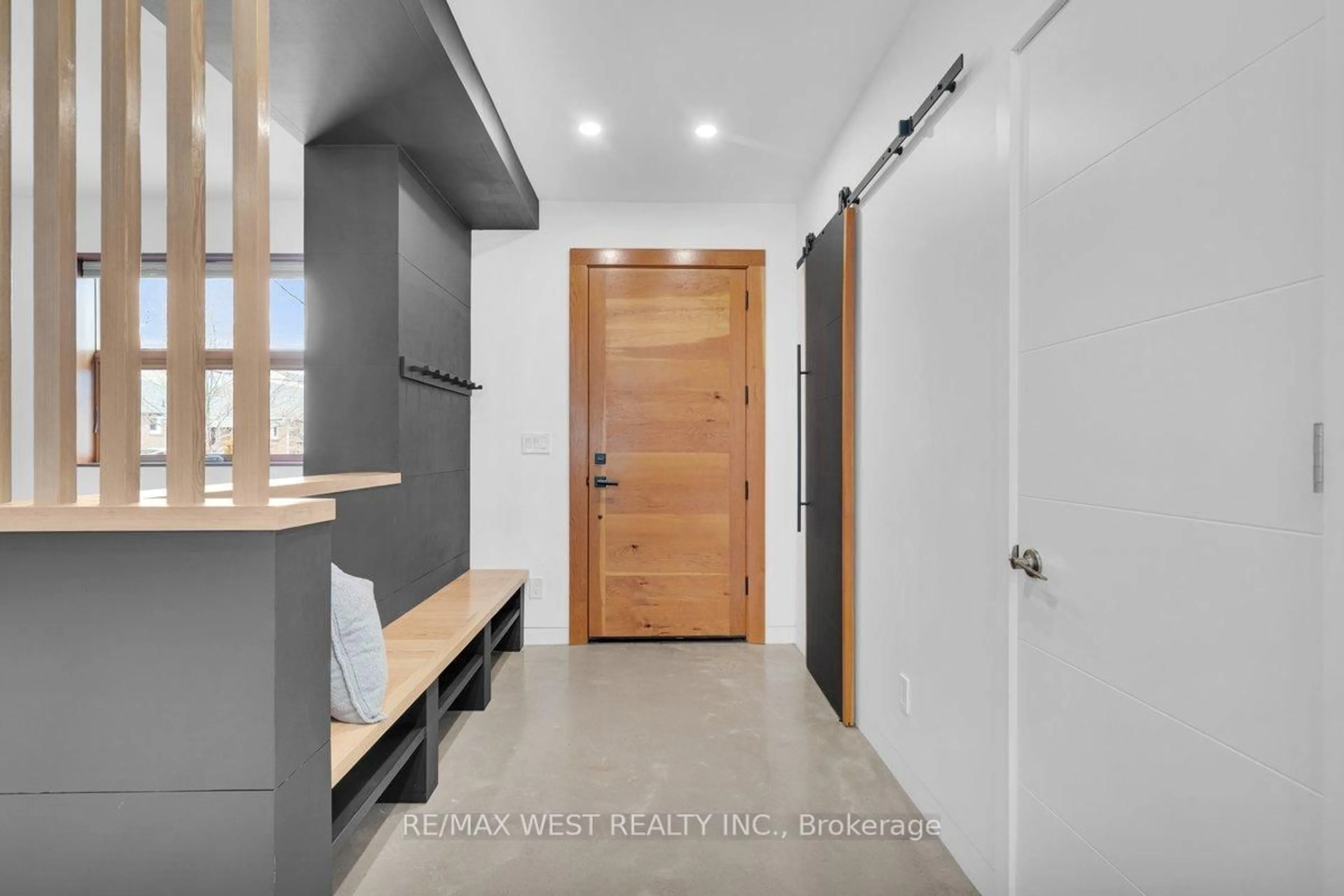 Indoor entryway for 38 Smithfield Dr, Toronto Ontario M8Y 3M2