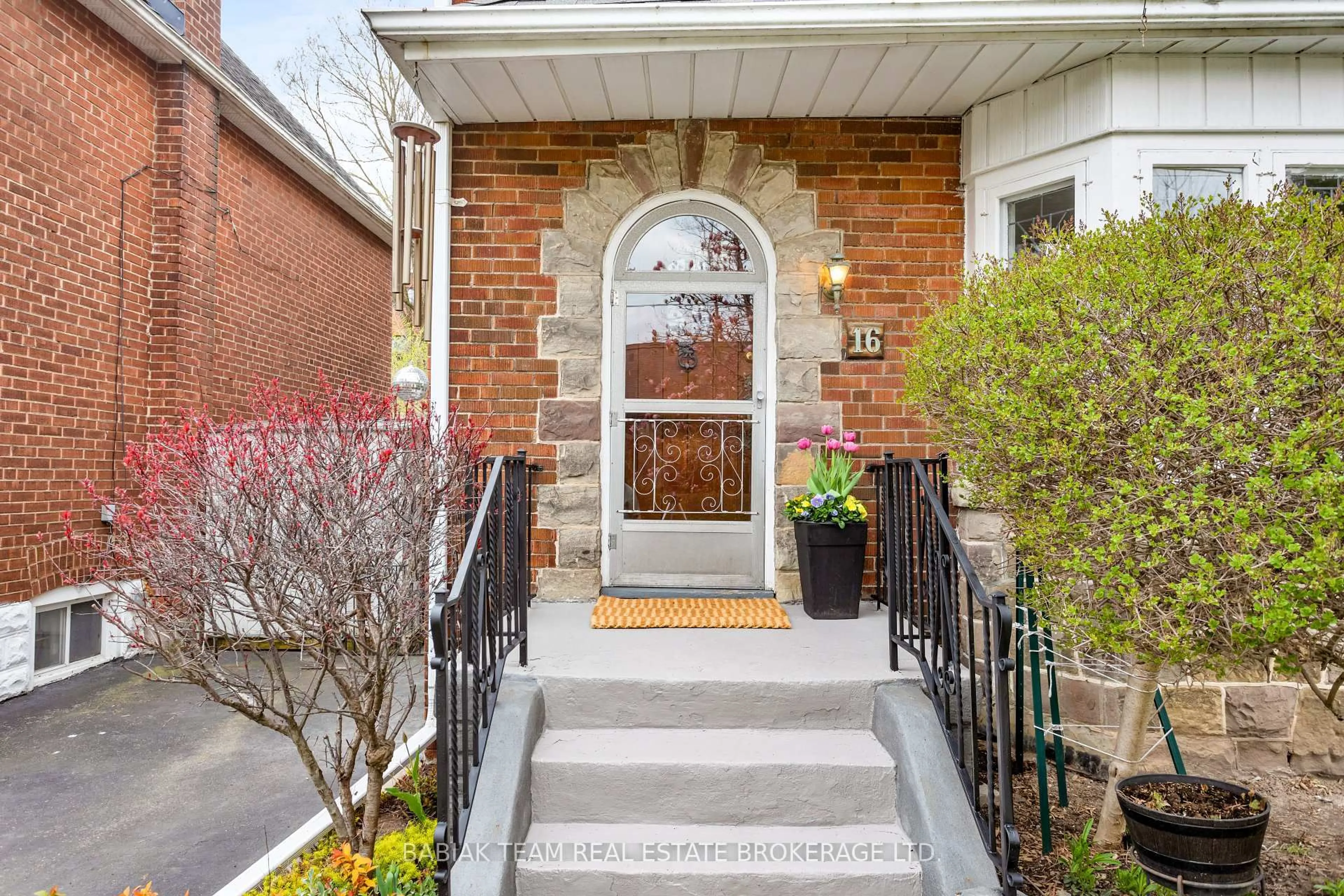 Indoor entryway for 16 Coe Hill Dr, Toronto Ontario M6S 3C8
