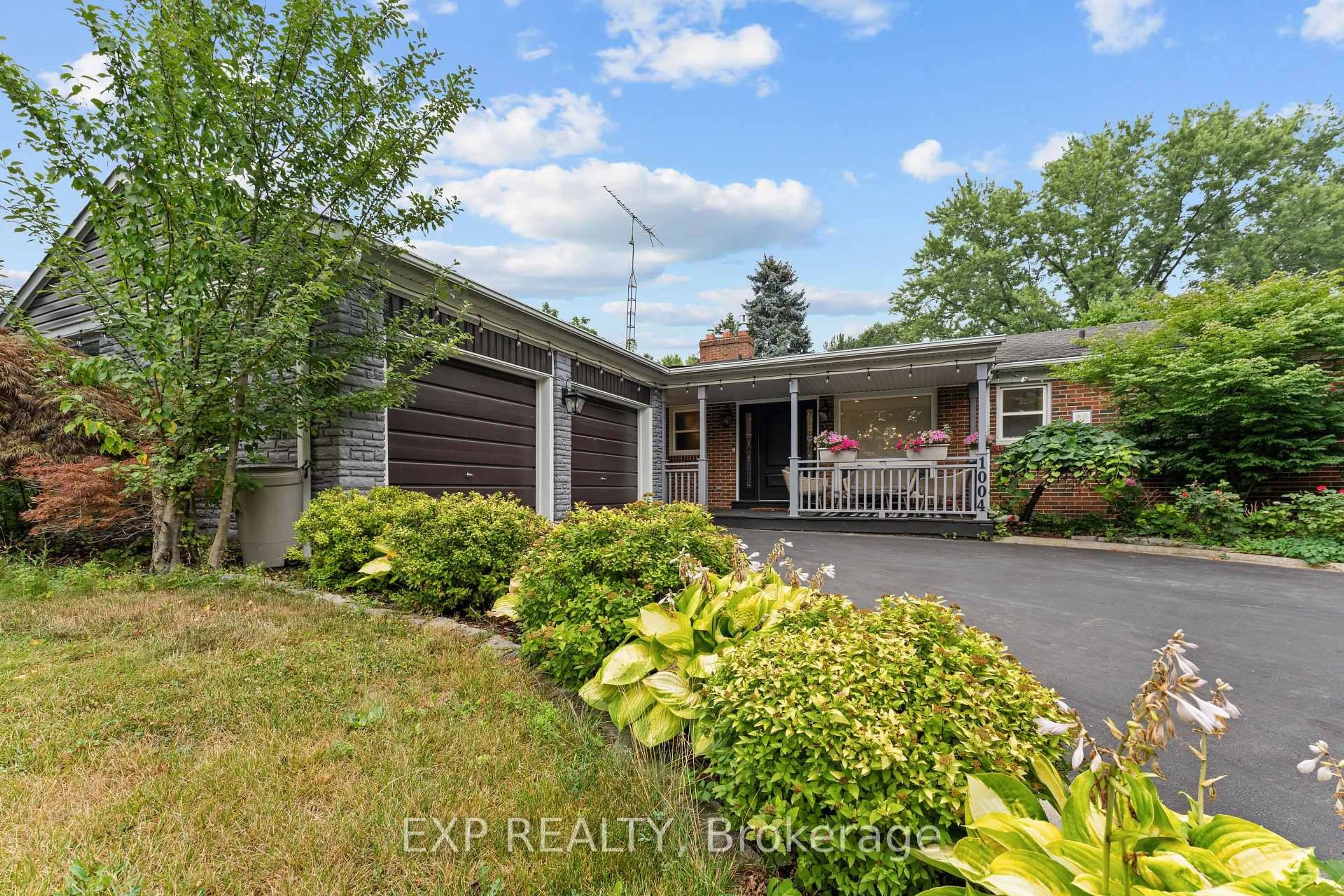 A pic from outside/outdoor area/front of a property/back of a property/a pic from drone, street for 1004 Caldwell Ave, Mississauga Ontario L5H 1Z3