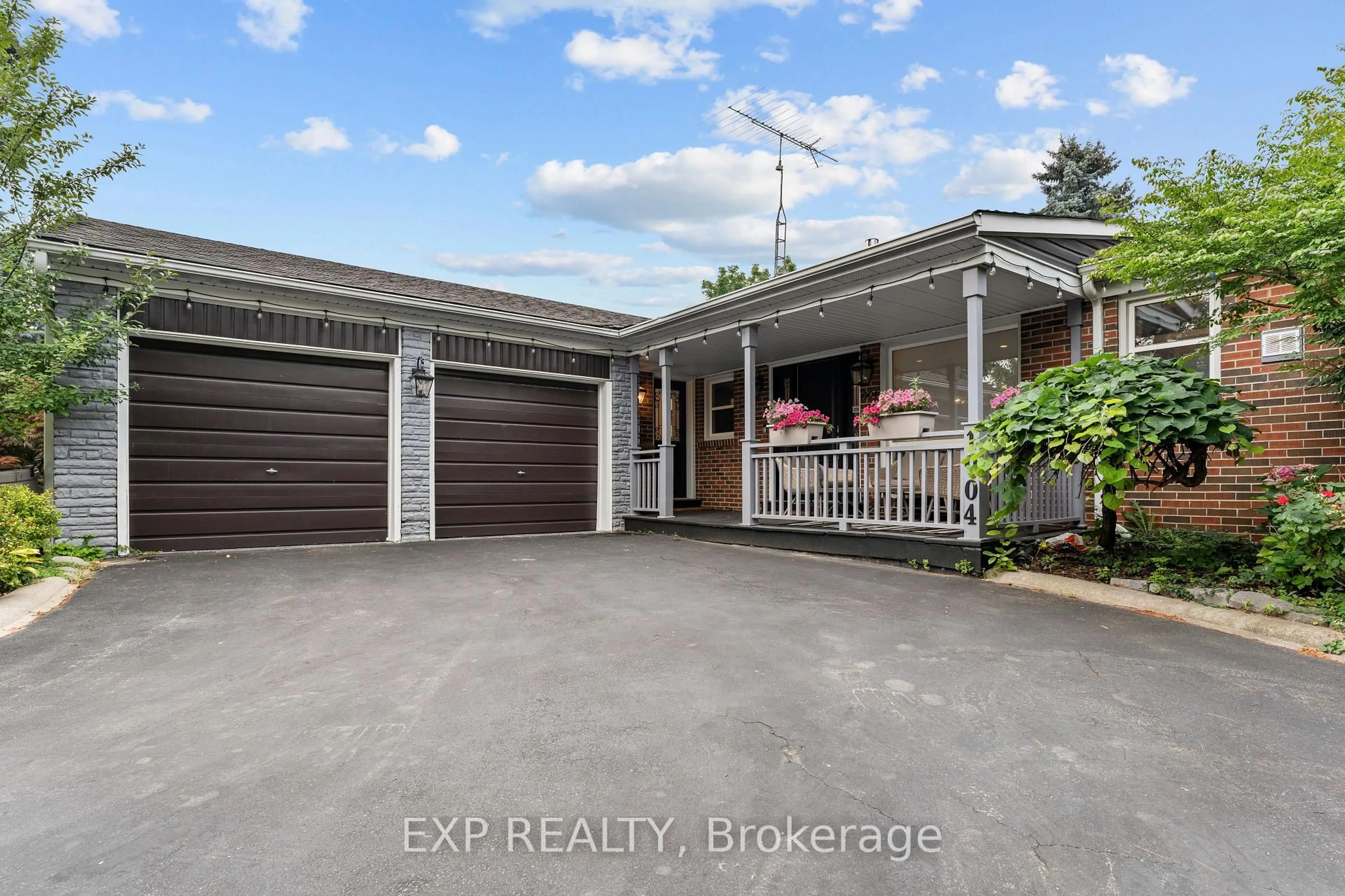 A pic from outside/outdoor area/front of a property/back of a property/a pic from drone, unknown for 1004 Caldwell Ave, Mississauga Ontario L5H 1Z3