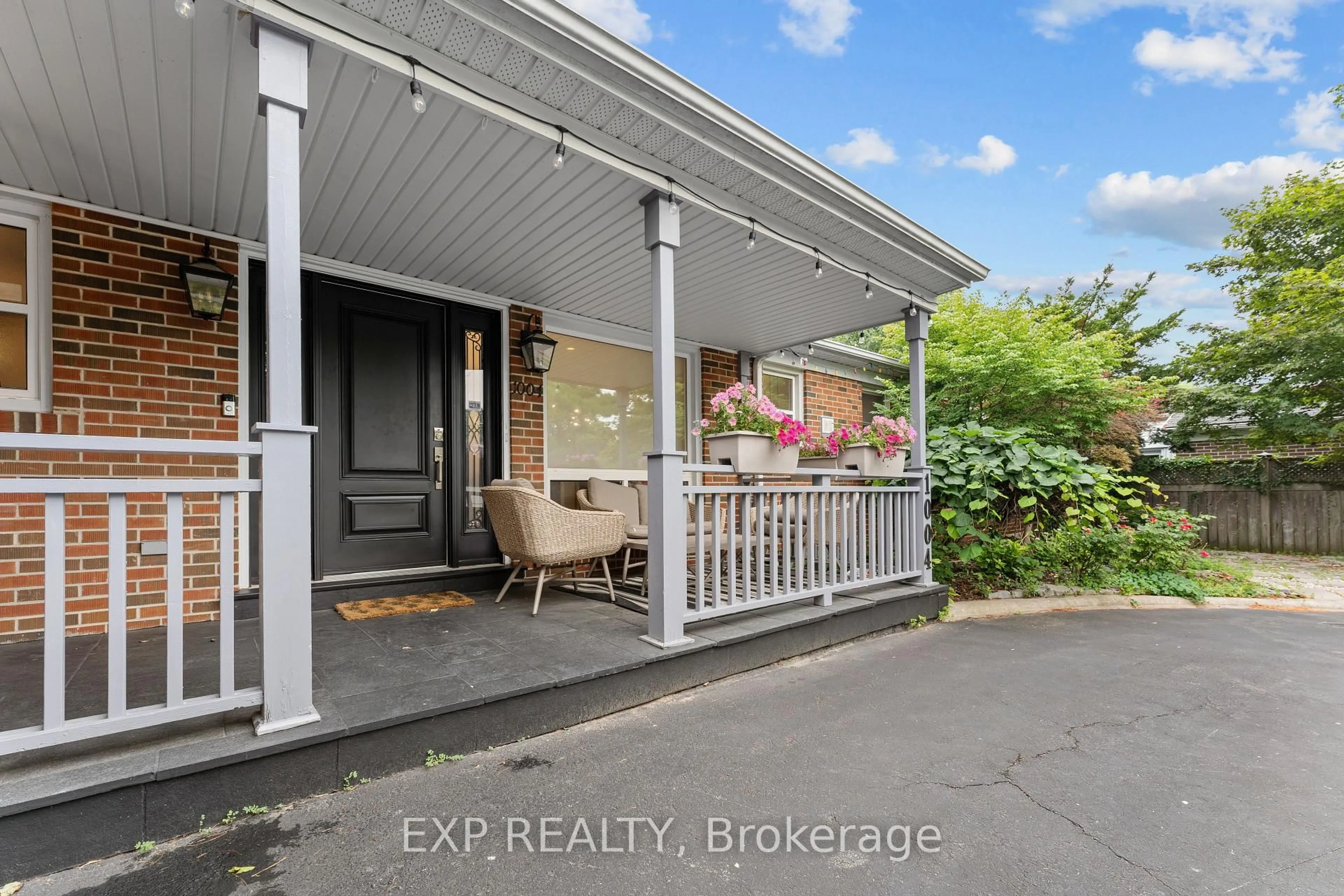 A pic from outside/outdoor area/front of a property/back of a property/a pic from drone, street for 1004 Caldwell Ave, Mississauga Ontario L5H 1Z3