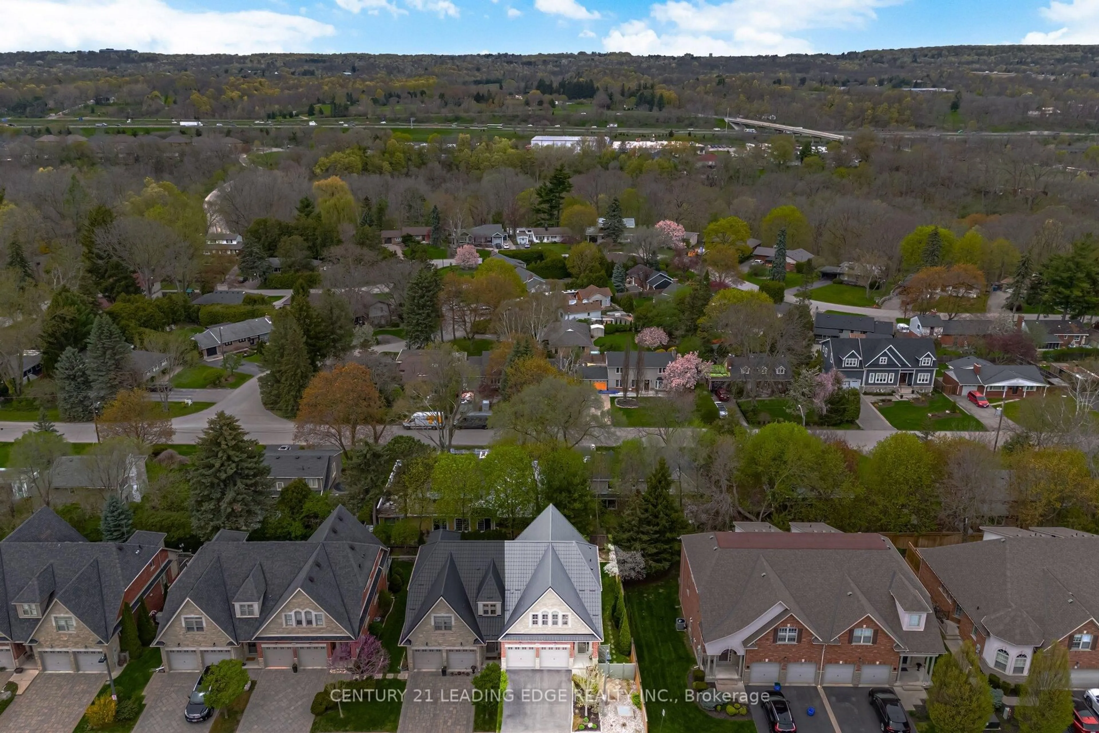A pic from outside/outdoor area/front of a property/back of a property/a pic from drone, street for 1051 Fernridge Common, Burlington Ontario L7T 1G1