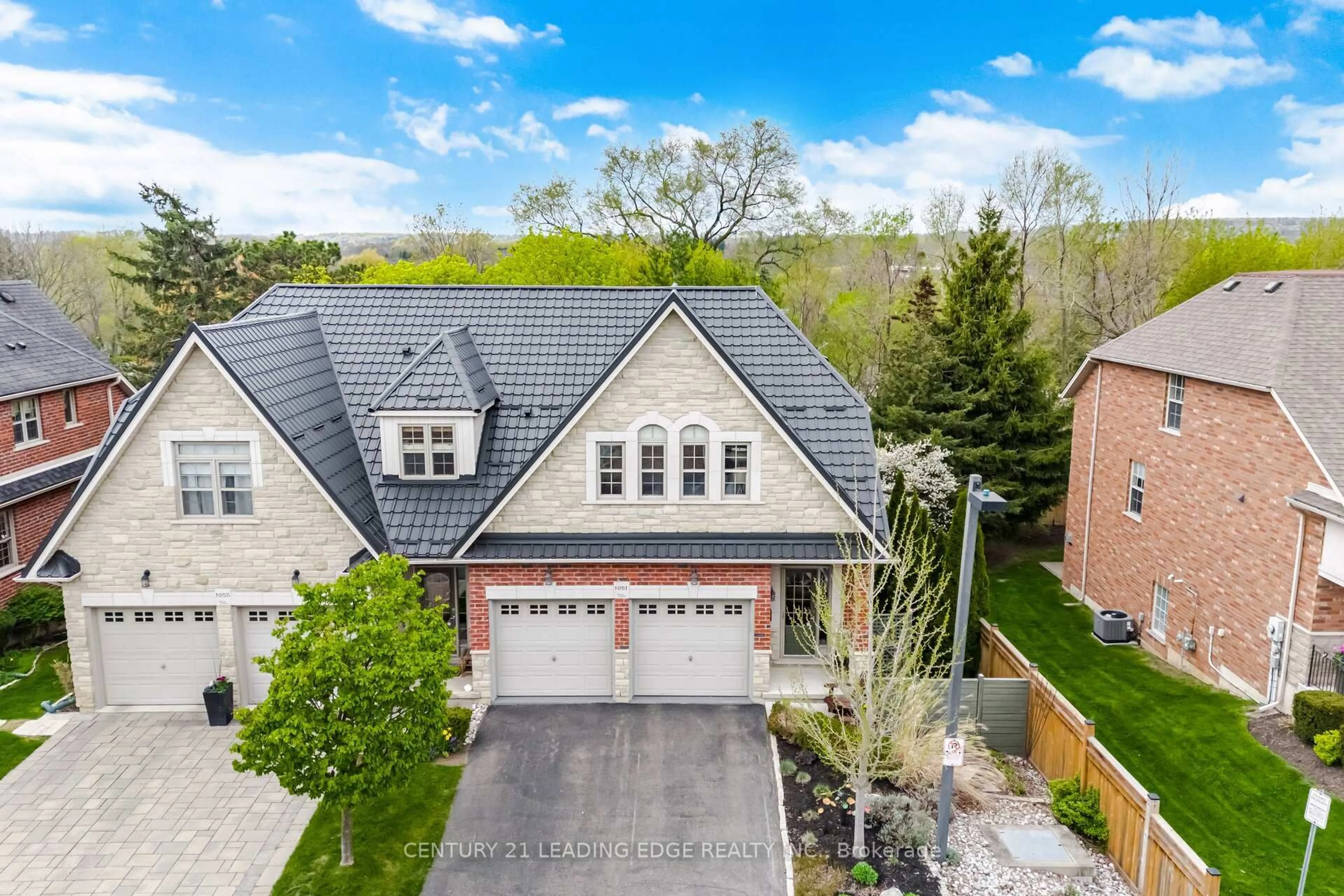 A pic from outside/outdoor area/front of a property/back of a property/a pic from drone, street for 1051 Fernridge Common, Burlington Ontario L7T 1G1