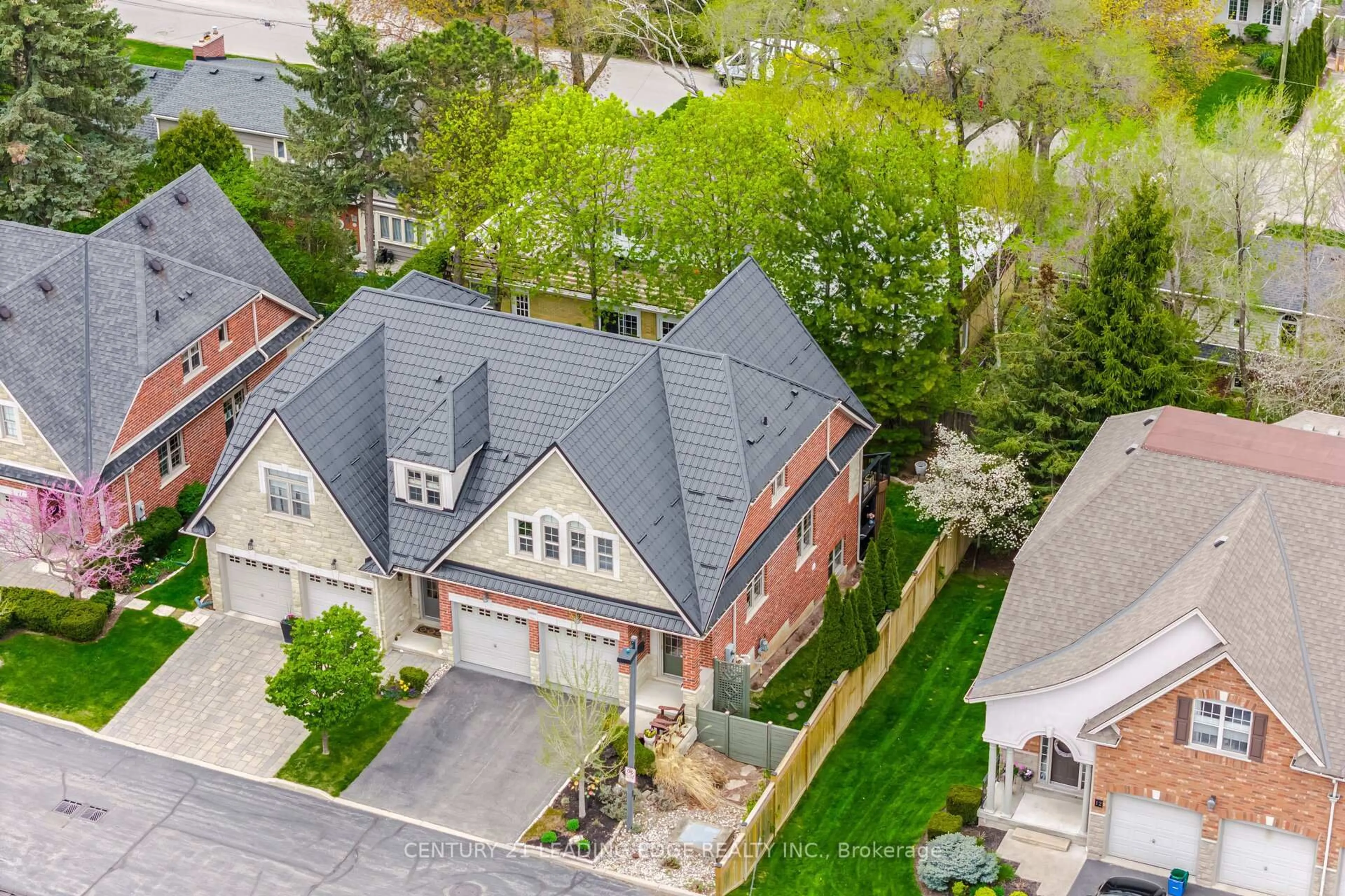 A pic from outside/outdoor area/front of a property/back of a property/a pic from drone, street for 1051 Fernridge Common, Burlington Ontario L7T 1G1
