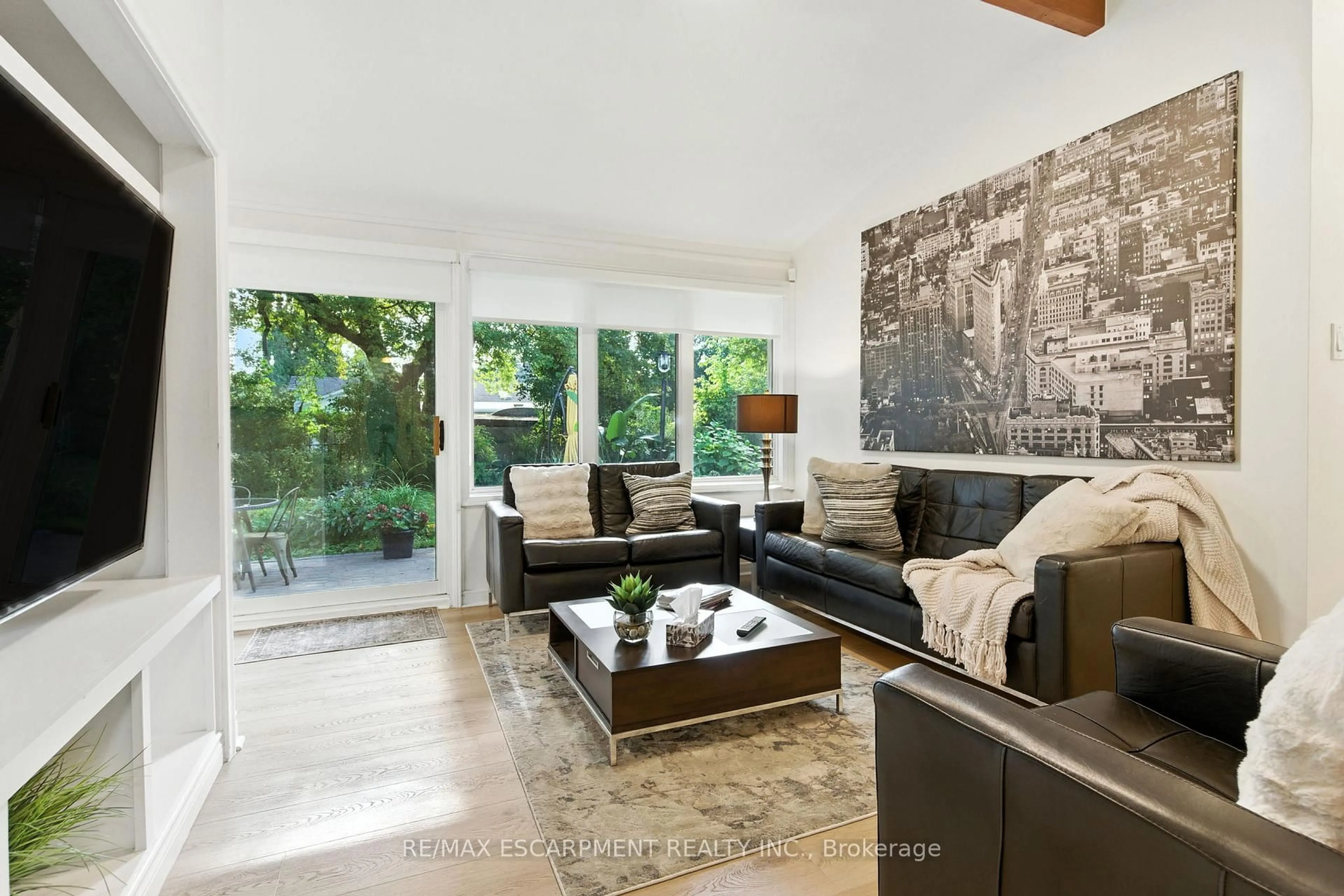 Living room with furniture, ceramic/tile floor for 230 South Service Rd, Mississauga Ontario L5G 2S1
