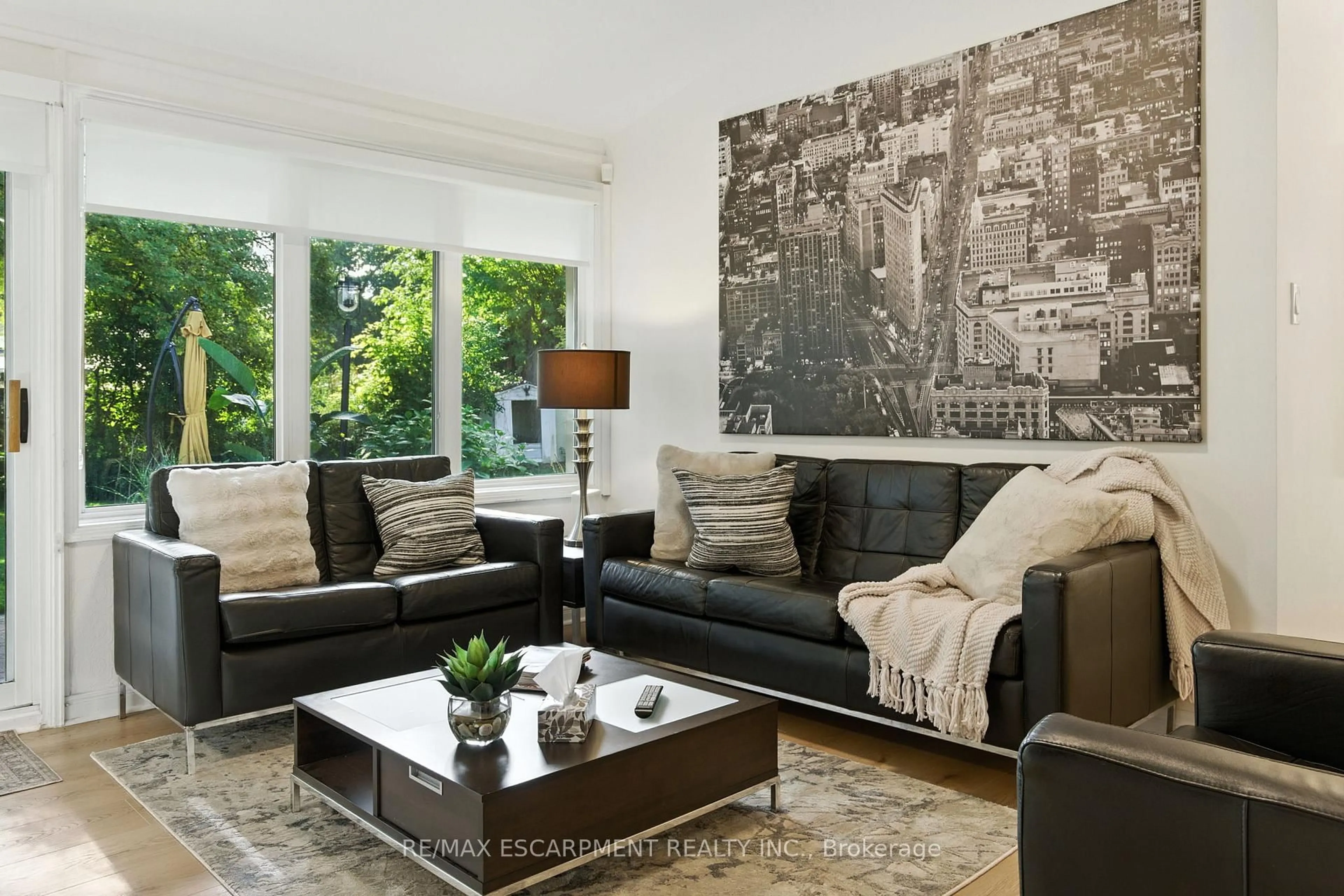 Living room with furniture, unknown for 230 South Service Rd, Mississauga Ontario L5G 2S1