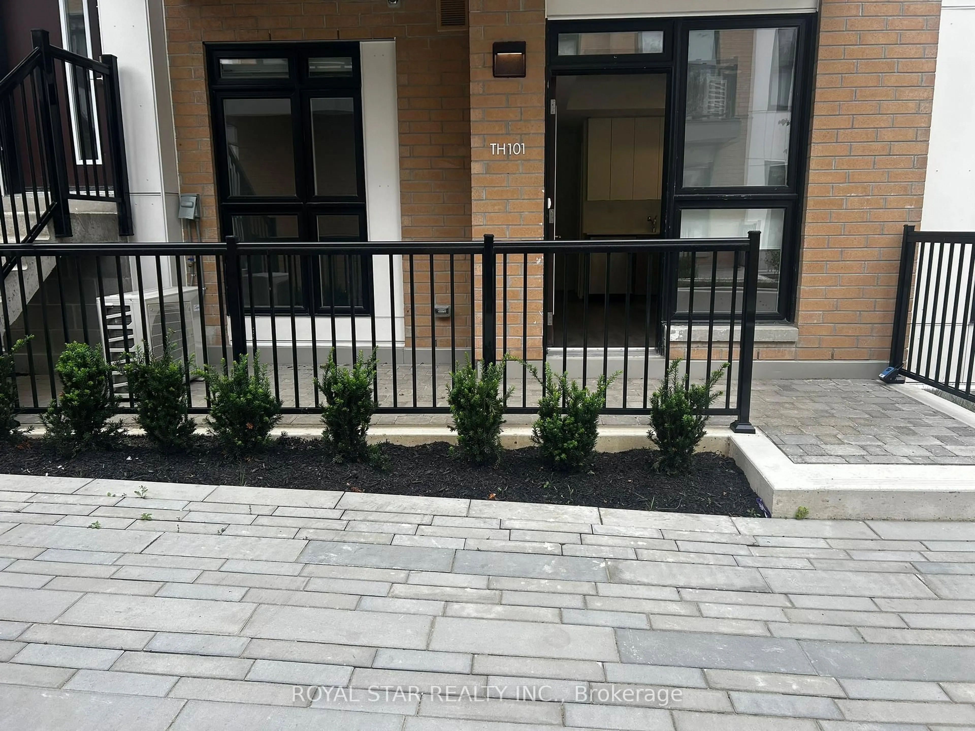 Patio, street for 155 Canon Jackson Dr #Q101, Toronto Ontario M6M 0E1