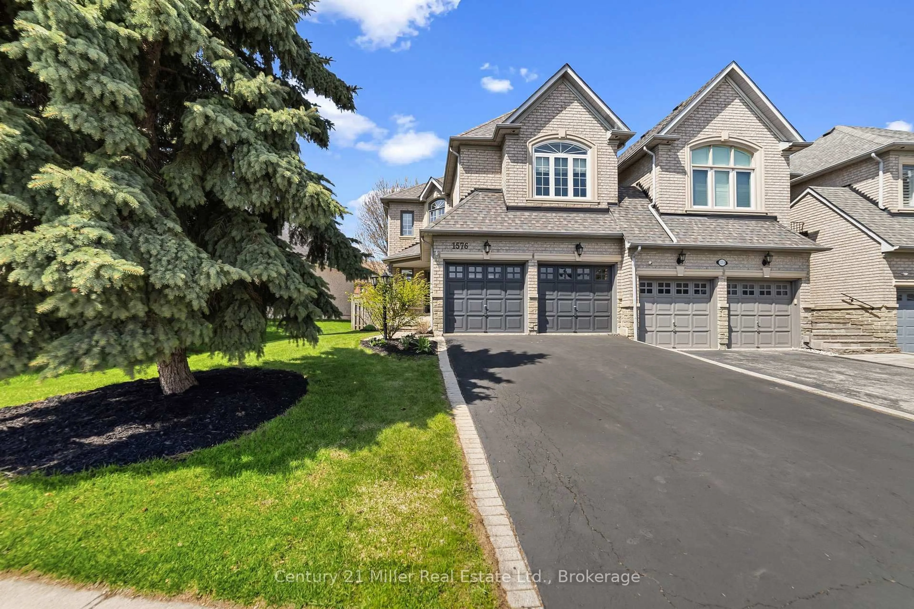A pic from outside/outdoor area/front of a property/back of a property/a pic from drone, street for 1576 Bayshire Dr, Oakville Ontario L6H 6L8