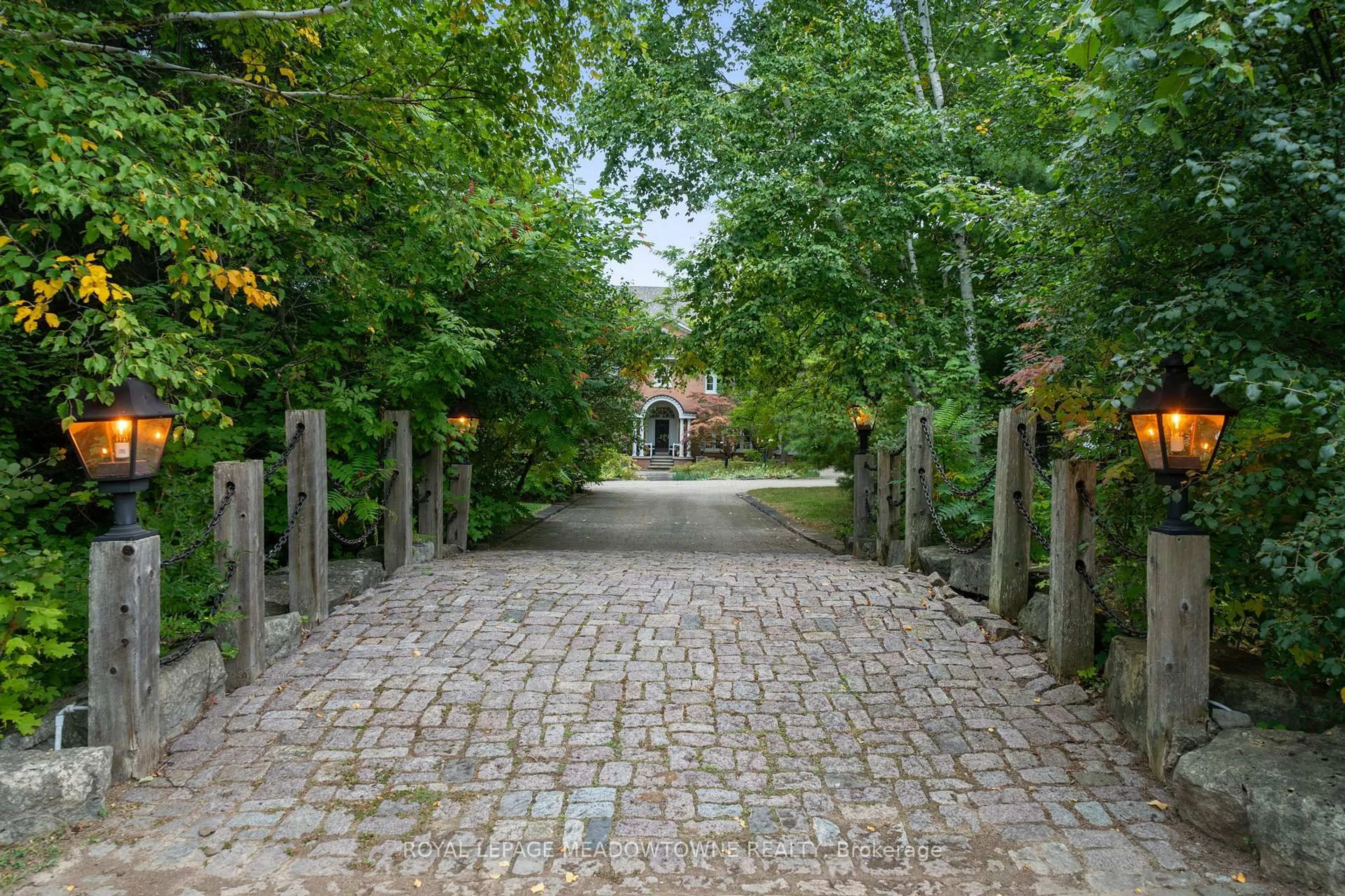 Patio, street for 2097 Grange Side Rd, Caledon Ontario L7C 0E7