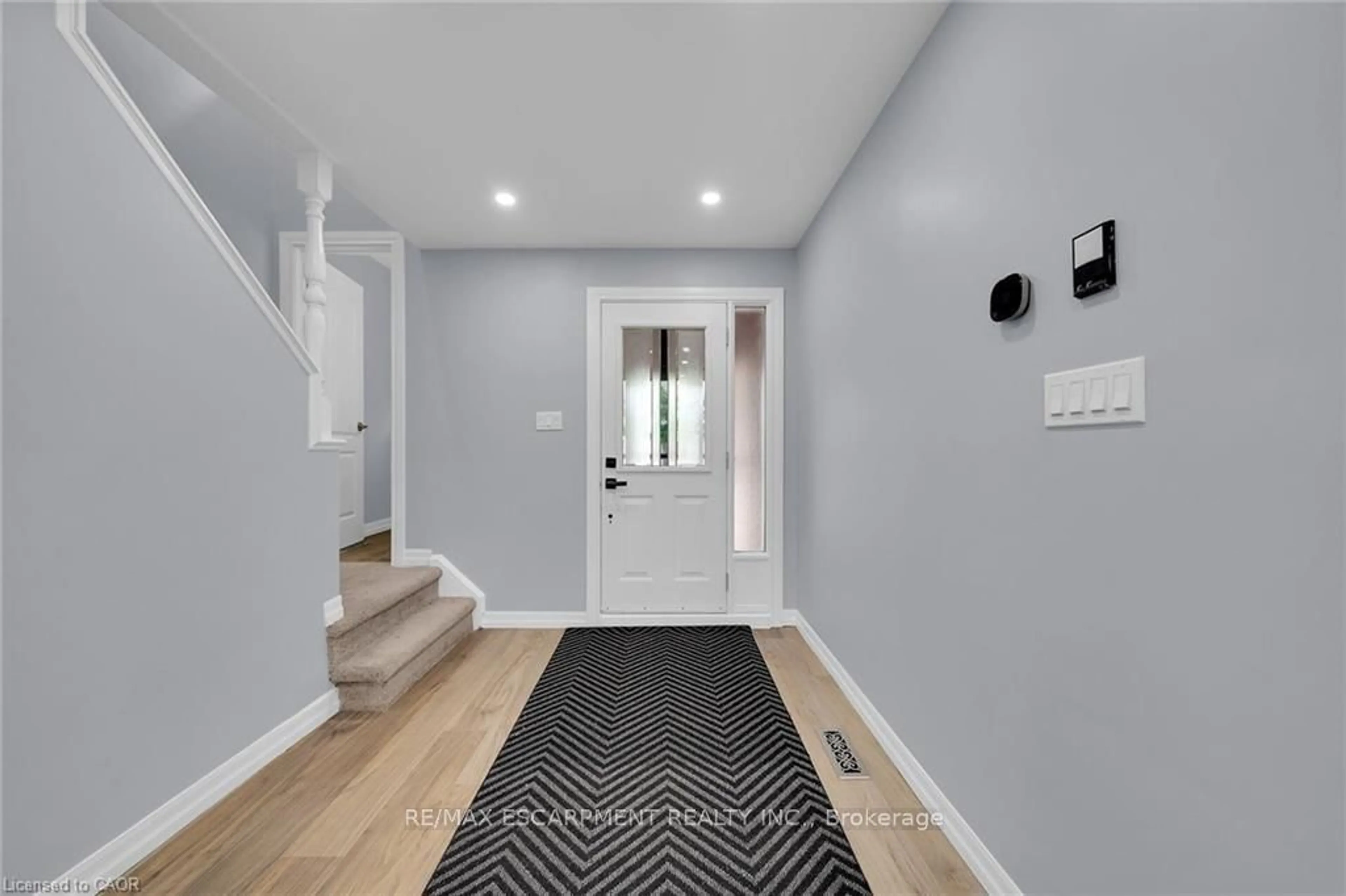 Indoor entryway for 451 Woodview Rd #4, Burlington Ontario L7N 2Z9