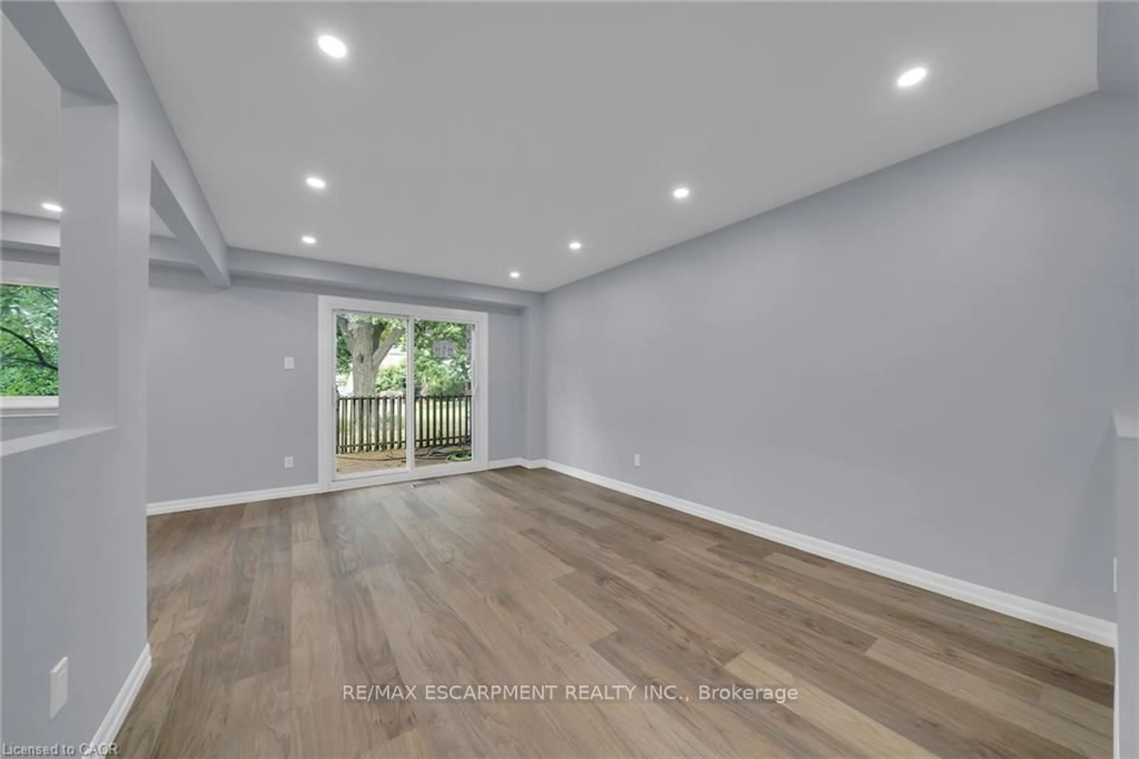 A pic of a room for 451 Woodview Rd #4, Burlington Ontario L7N 2Z9