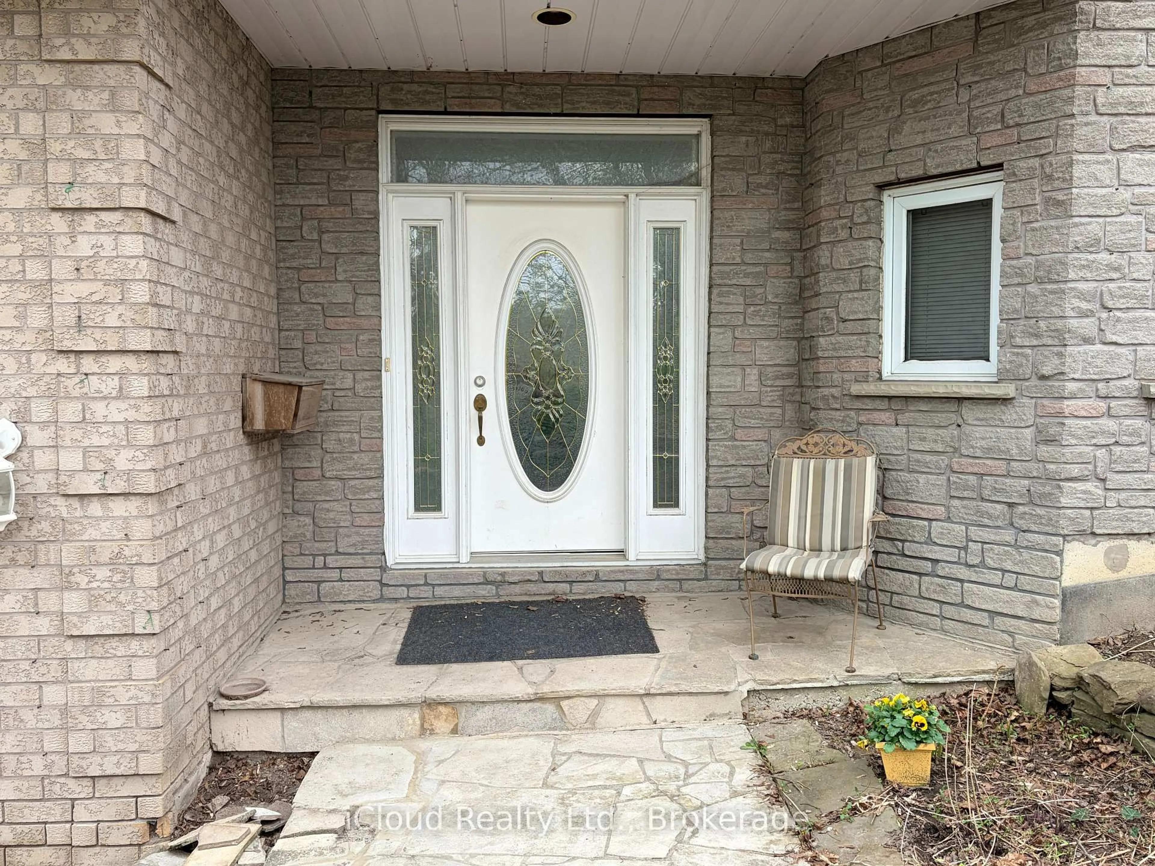 Indoor entryway for 176 Wyndham St, Mississauga Ontario L5M 1N5