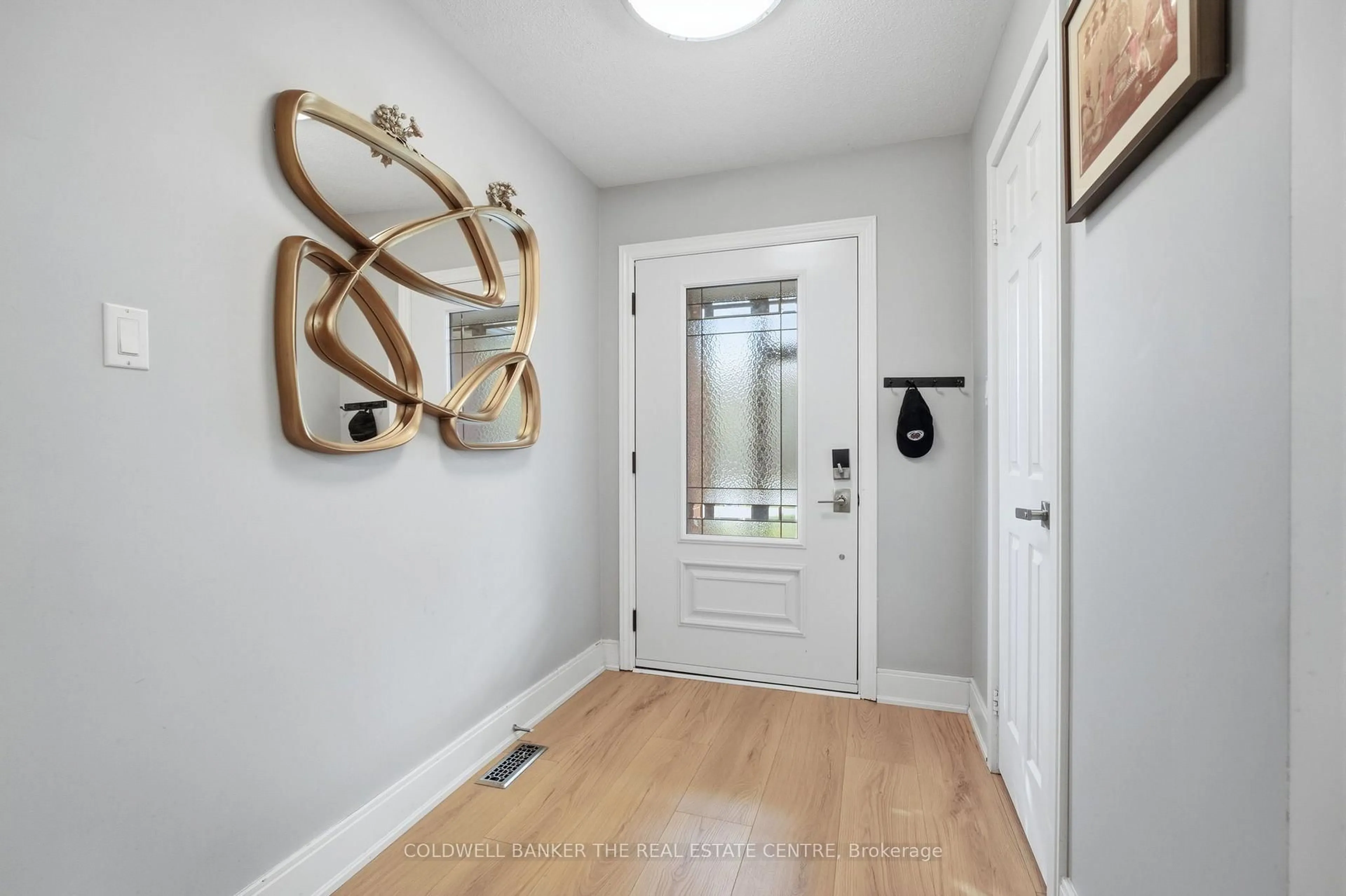 Indoor entryway for 661 Fothergill Blvd Ave, Burlington Ontario L7L 6E5