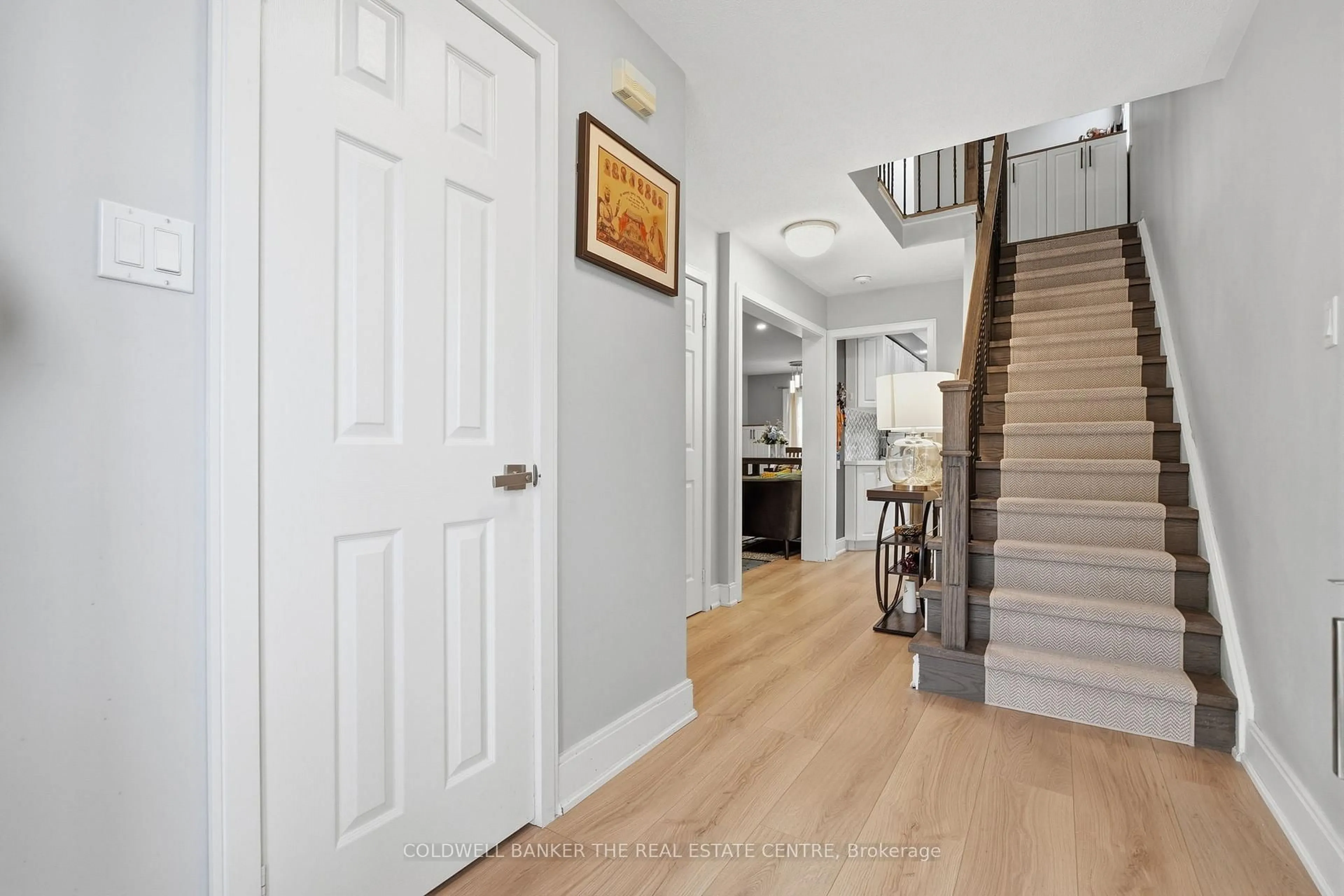 Indoor entryway for 661 Fothergill Blvd Ave, Burlington Ontario L7L 6E5