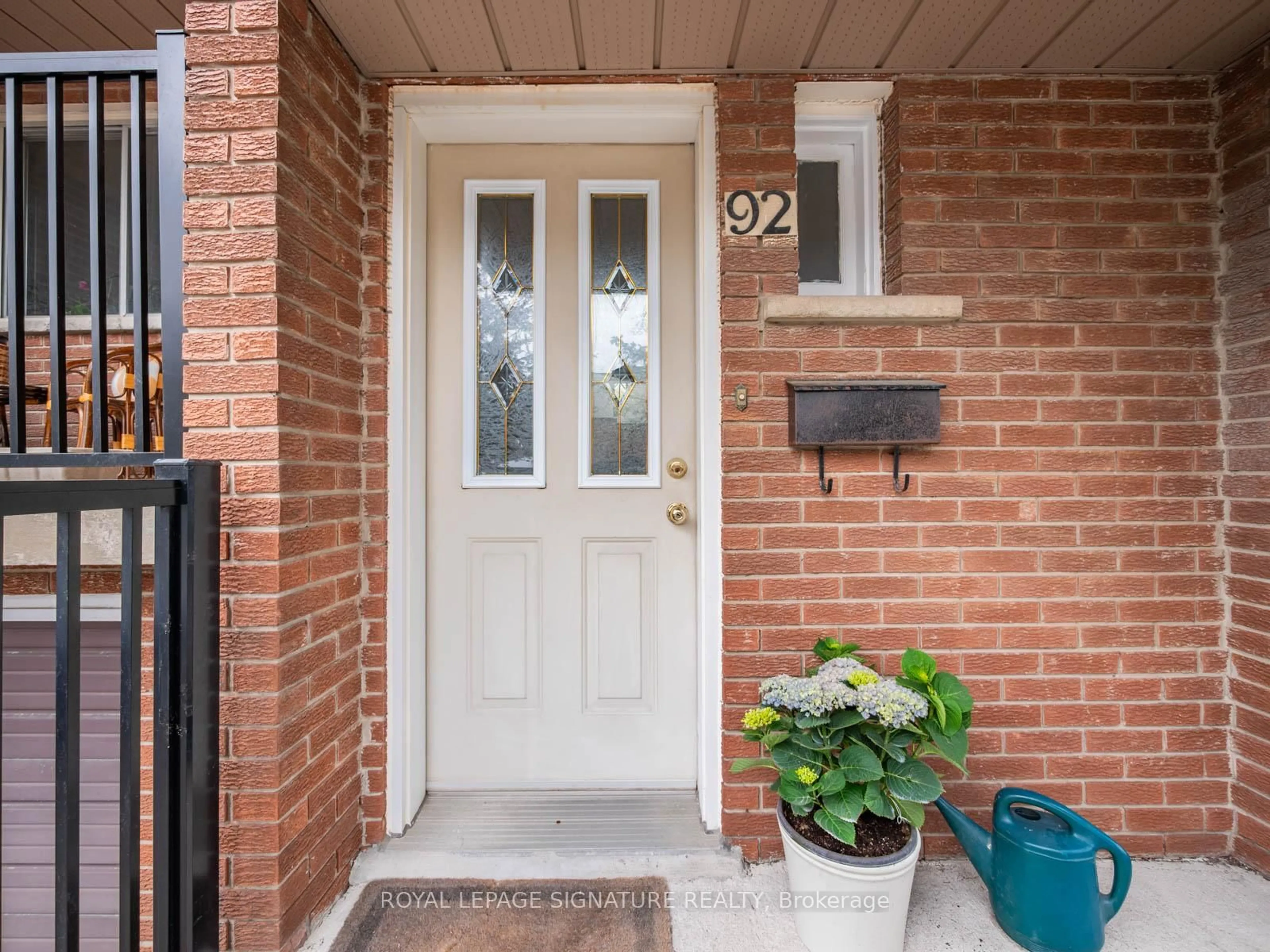 Indoor entryway for 3175 Kirwin Ave #92, Mississauga Ontario L5A 3M4