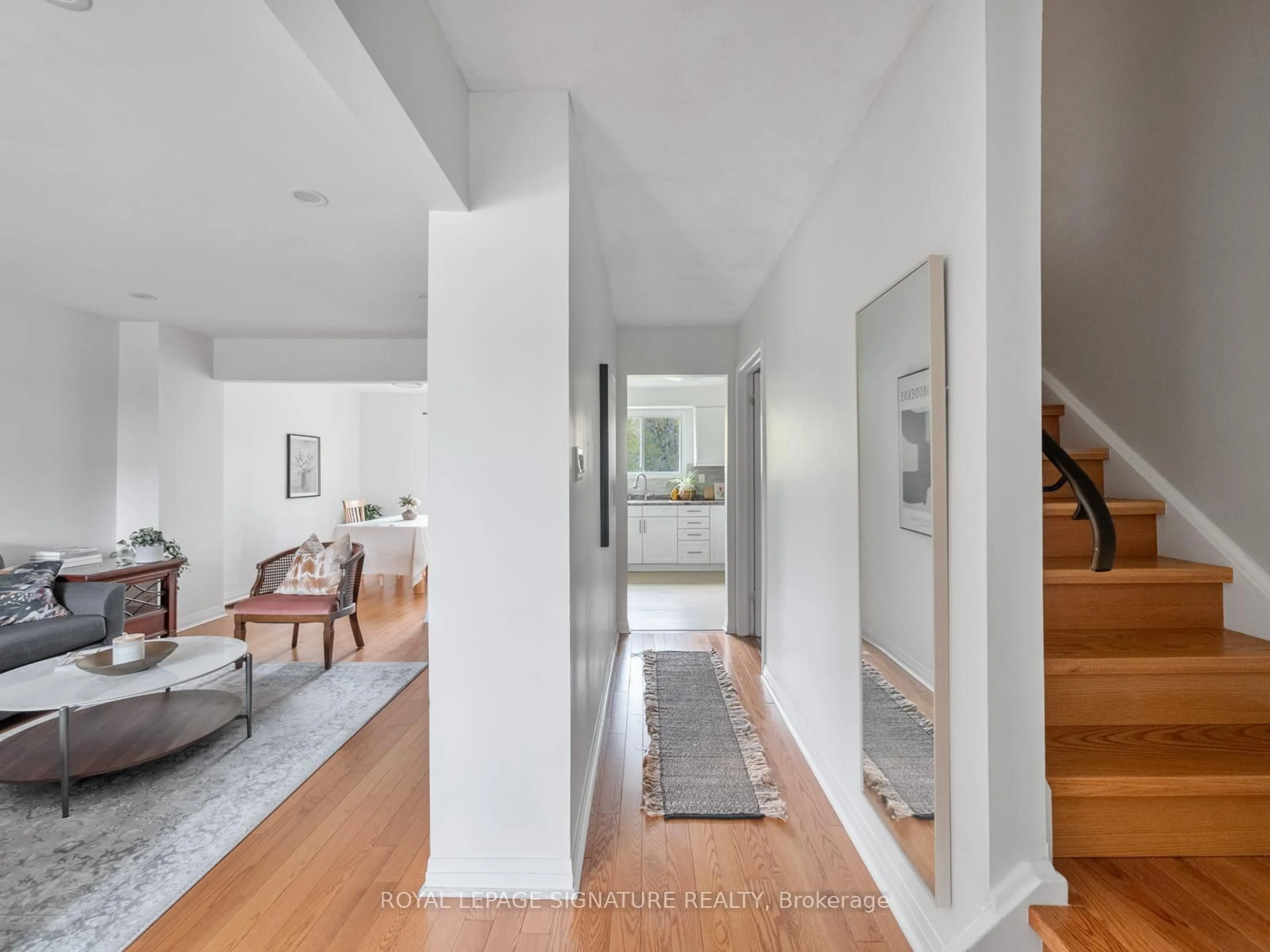 Indoor entryway for 3175 Kirwin Ave #92, Mississauga Ontario L5A 3M4