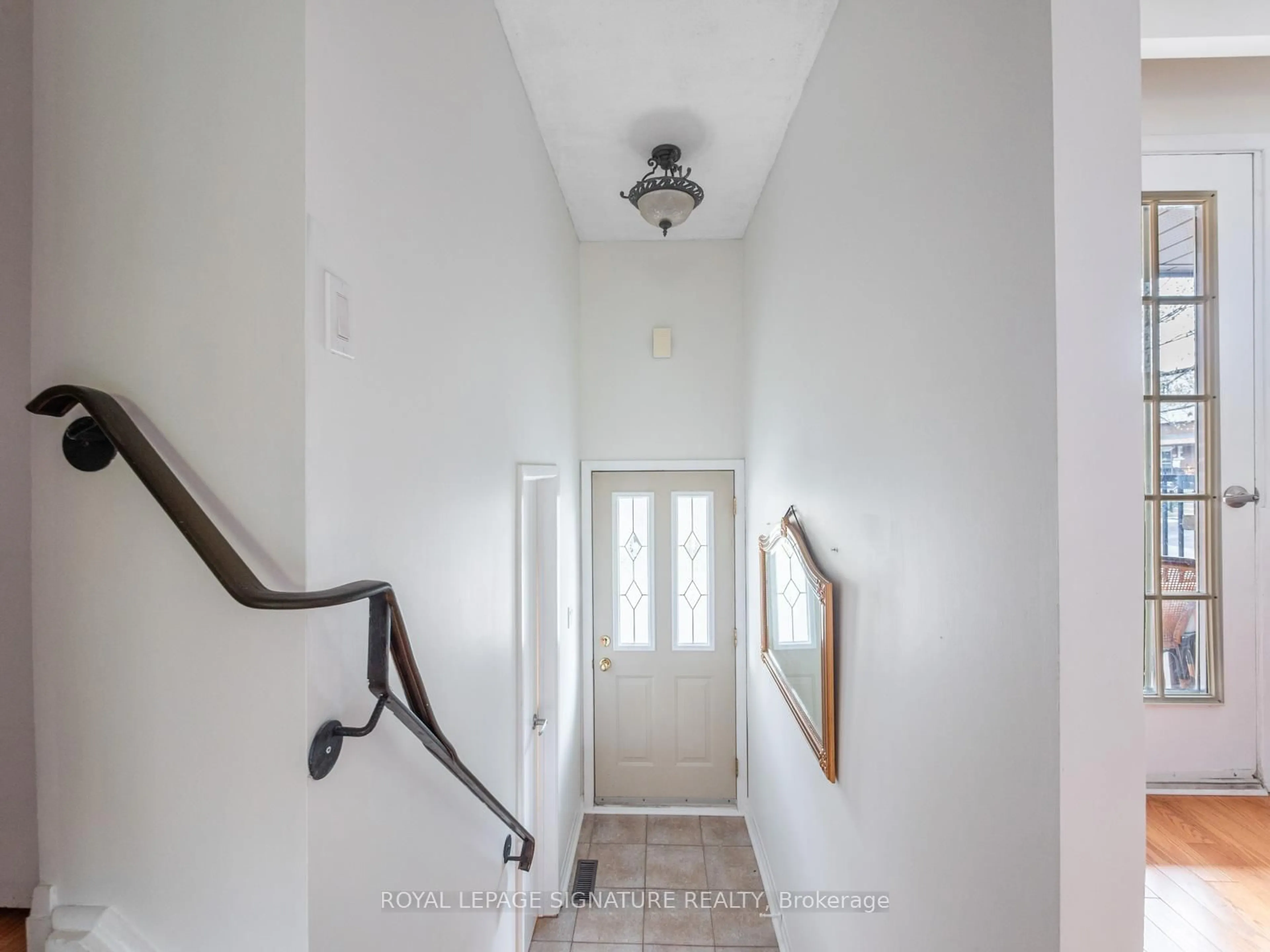 Indoor entryway for 3175 Kirwin Ave #92, Mississauga Ontario L5A 3M4