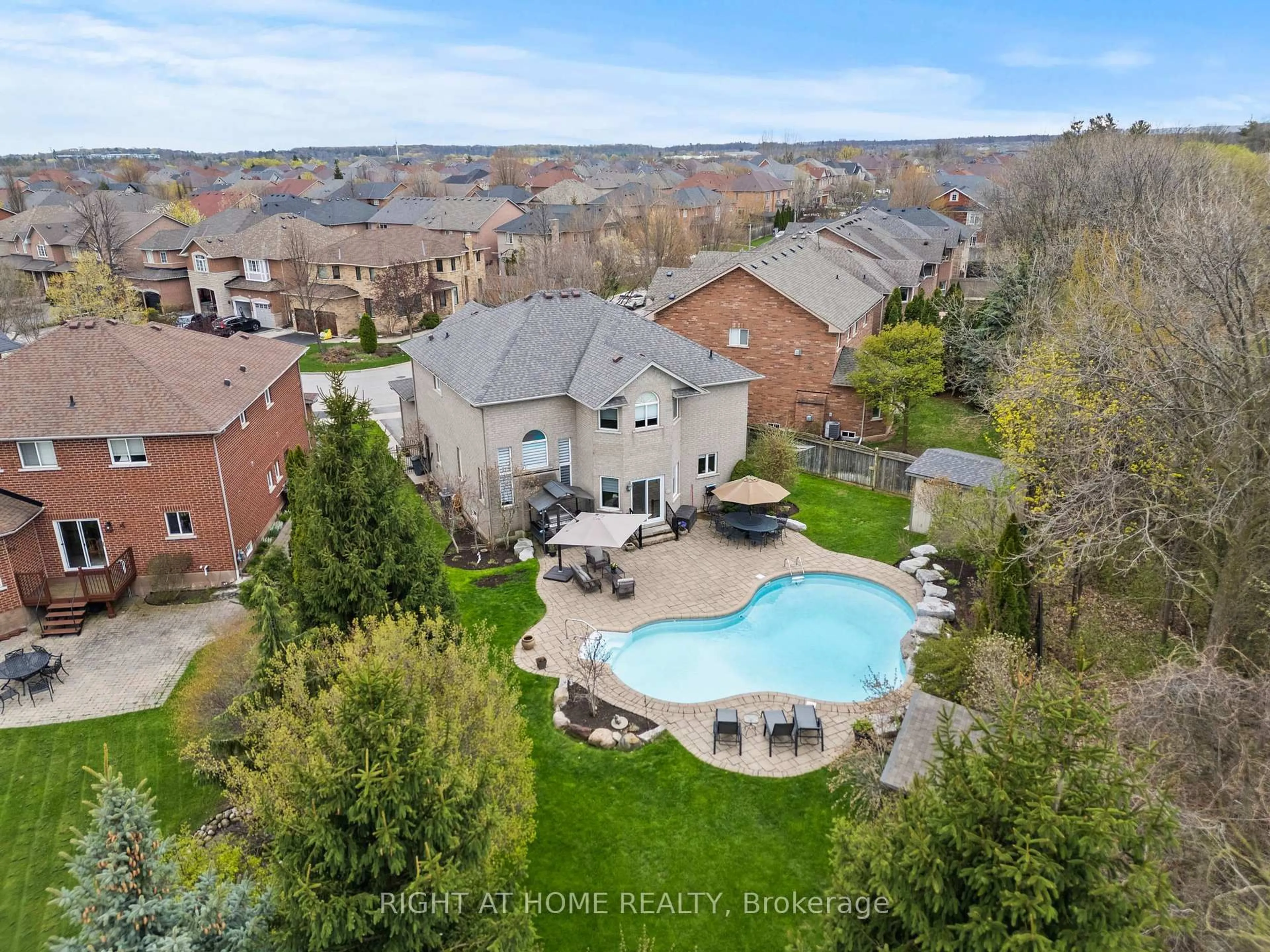 A pic from outside/outdoor area/front of a property/back of a property/a pic from drone, water/lake/river/ocean view for 2275 Whitecliffe Way, Oakville Ontario L6M 4W3