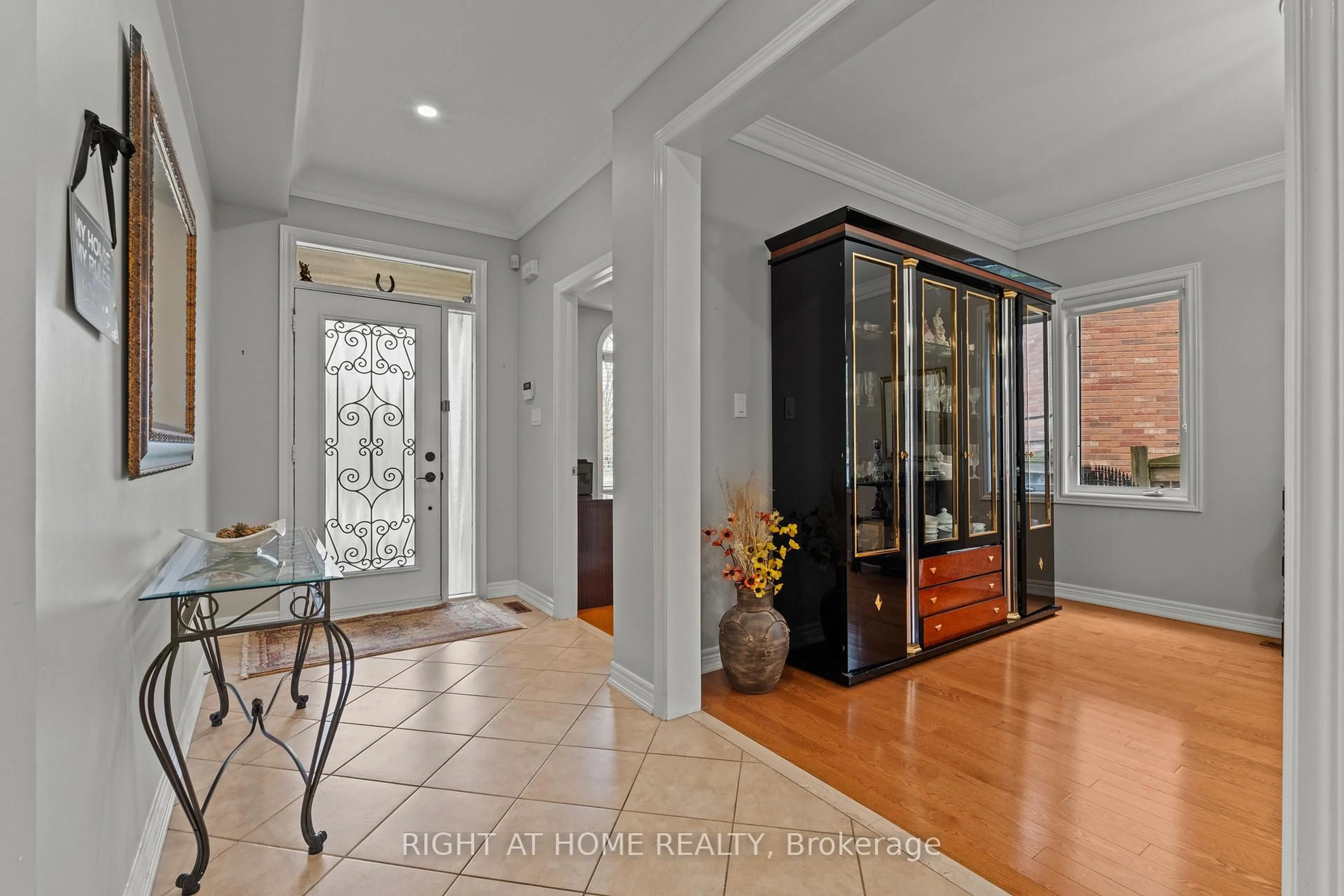 Indoor entryway for 2275 Whitecliffe Way, Oakville Ontario L6M 4W3
