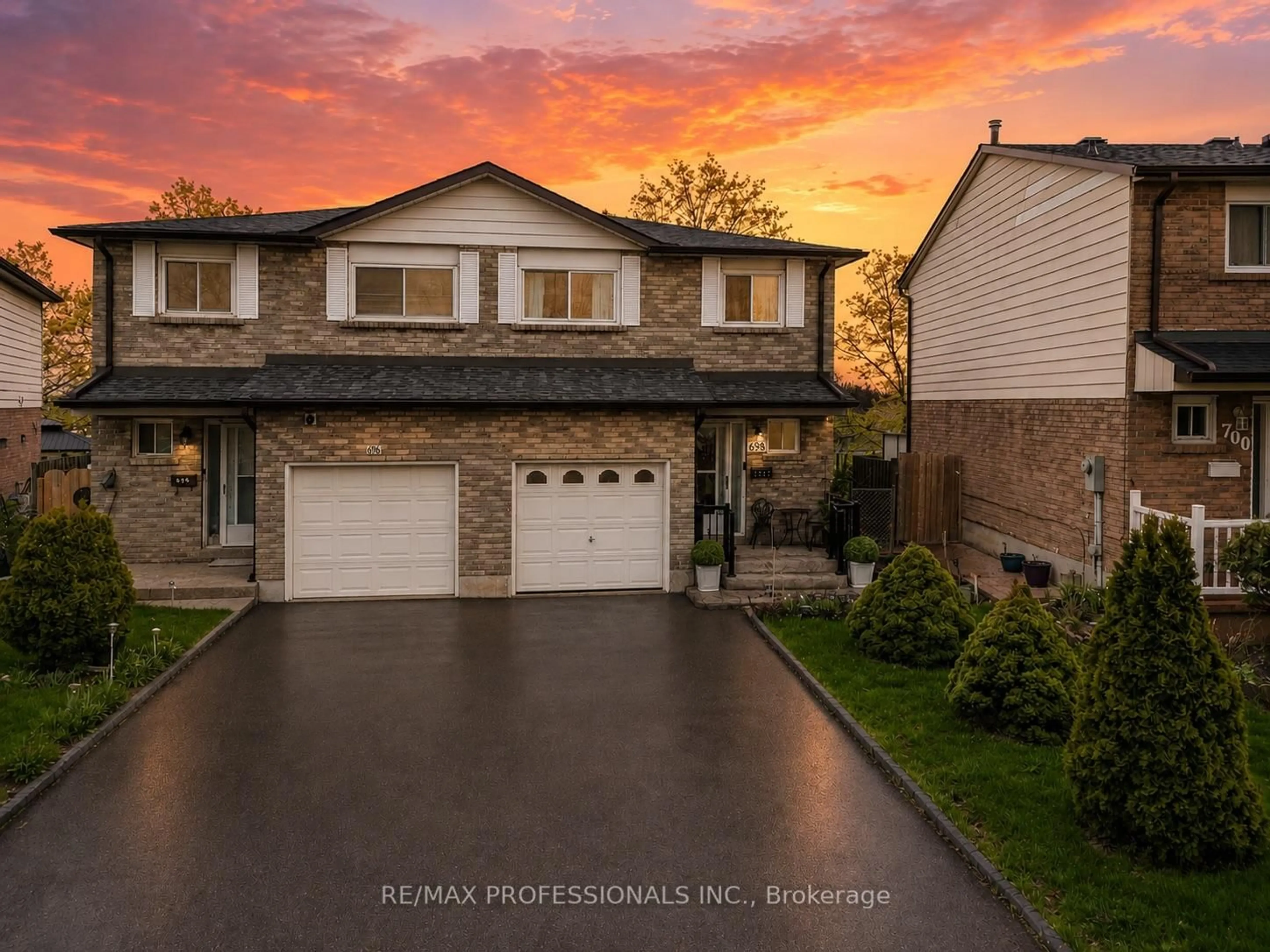 A pic from outside/outdoor area/front of a property/back of a property/a pic from drone, street for 698 Galloway Cres, Mississauga Ontario L5C 3W1