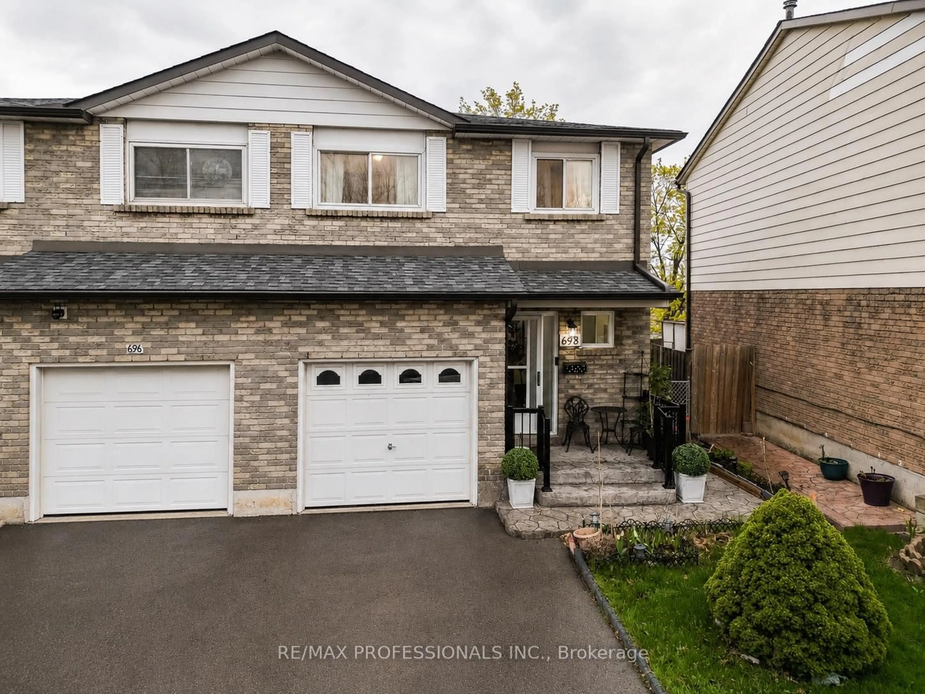 Home with vinyl exterior material, street for 698 Galloway Cres, Mississauga Ontario L5C 3W1