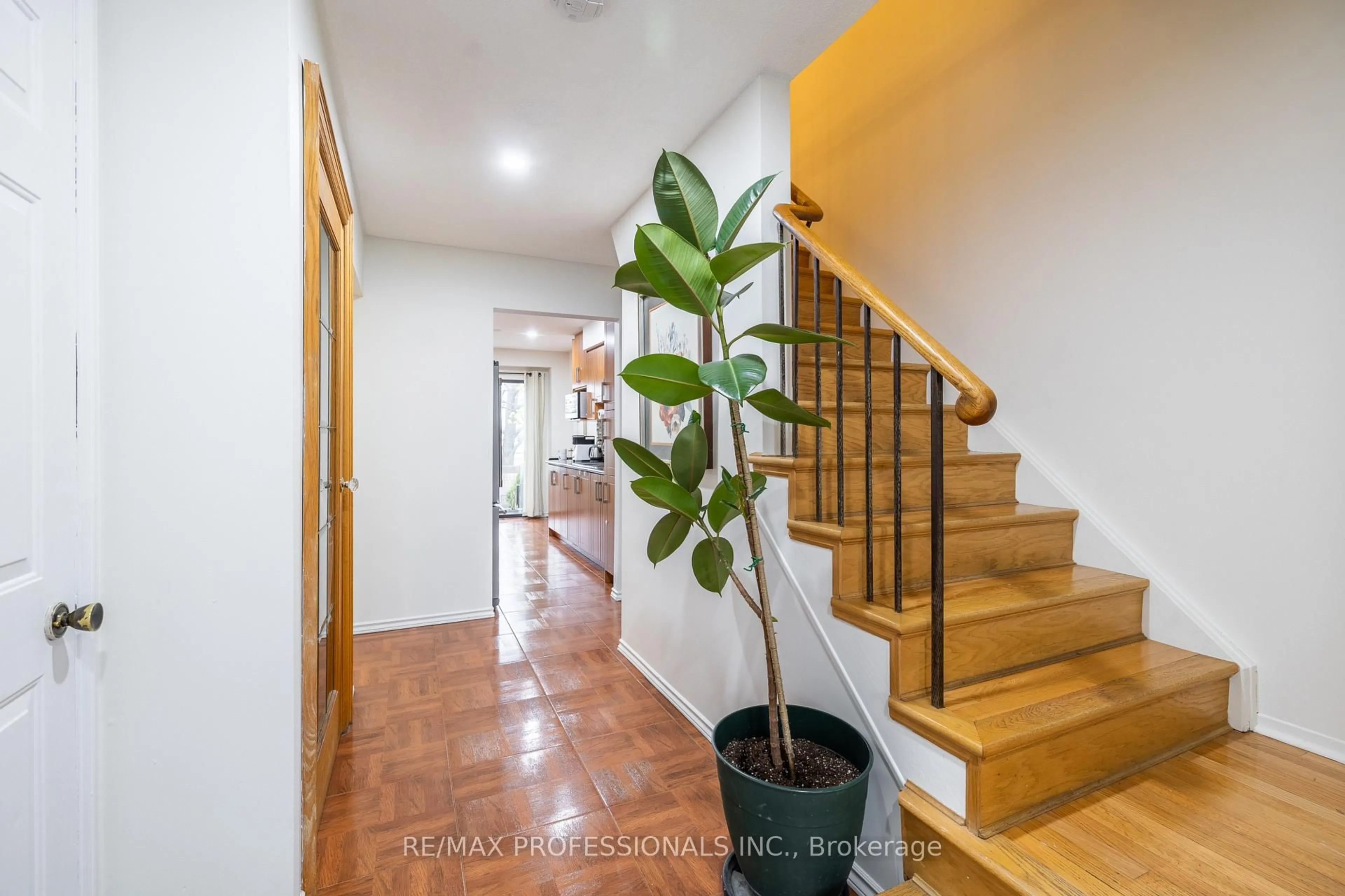 Indoor foyer for 698 Galloway Cres, Mississauga Ontario L5C 3W1