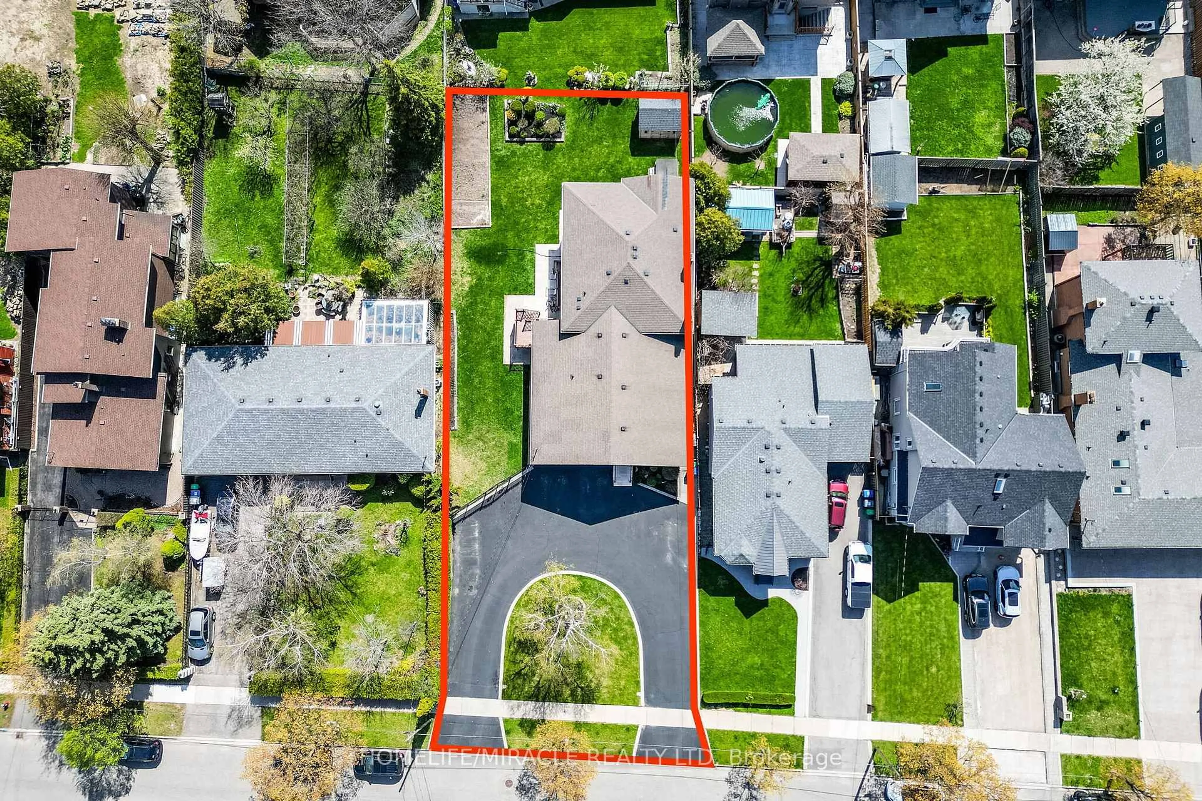 A pic from outside/outdoor area/front of a property/back of a property/a pic from drone, street for 3188 Parkerhill Rd, Mississauga Ontario L5B 1V8