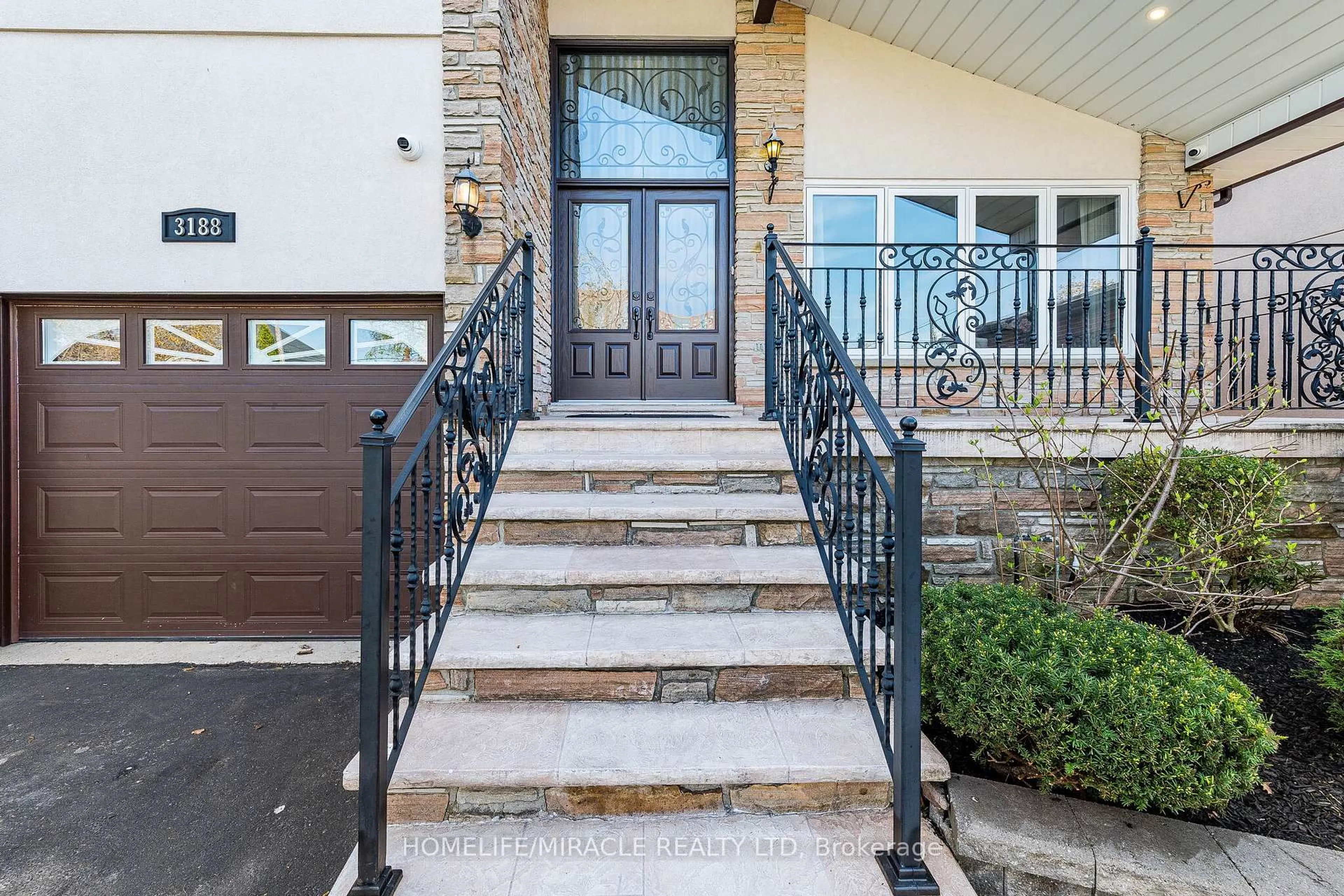 Indoor entryway for 3188 Parkerhill Rd, Mississauga Ontario L5B 1V8