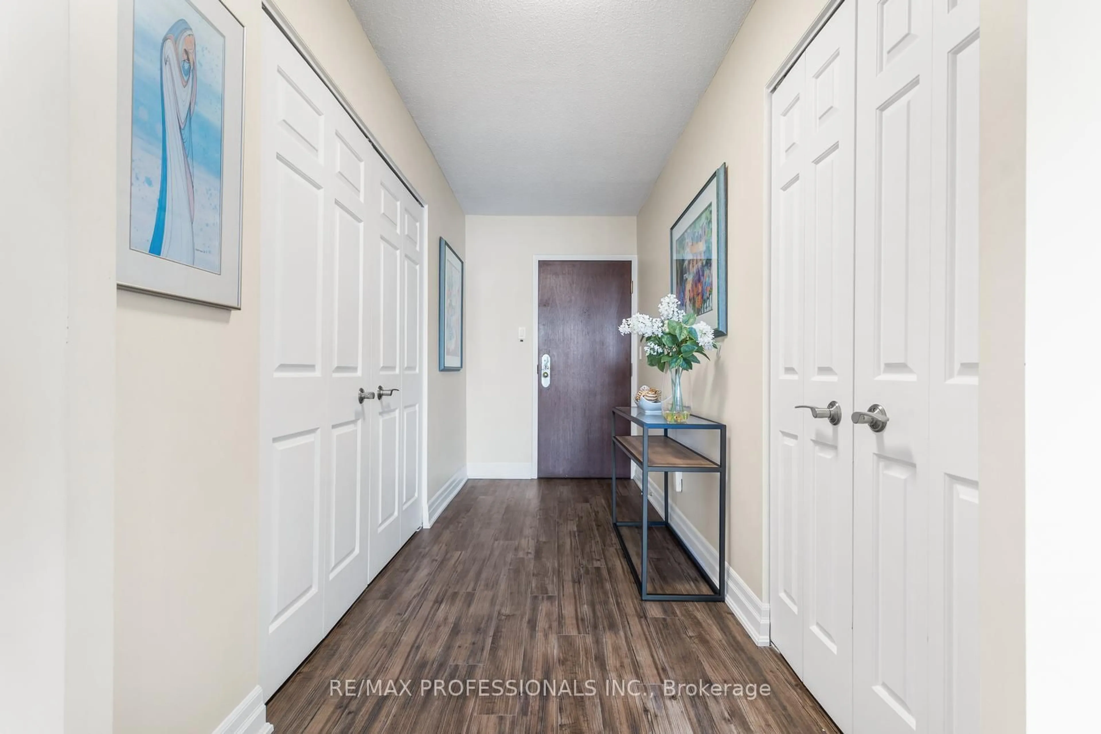 Indoor entryway for 1300 Islington Ave #2308, Toronto Ontario M9A 5C4