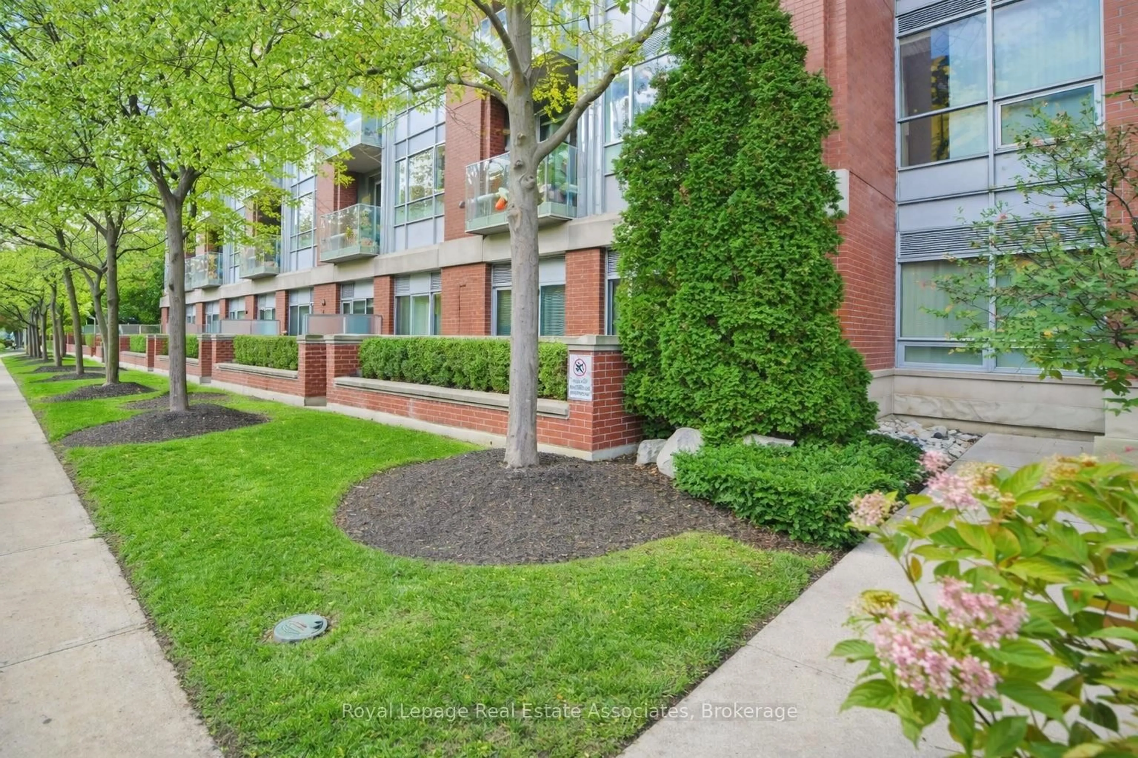 Patio, street for 80 Port St #107, Mississauga Ontario L5G 4V6