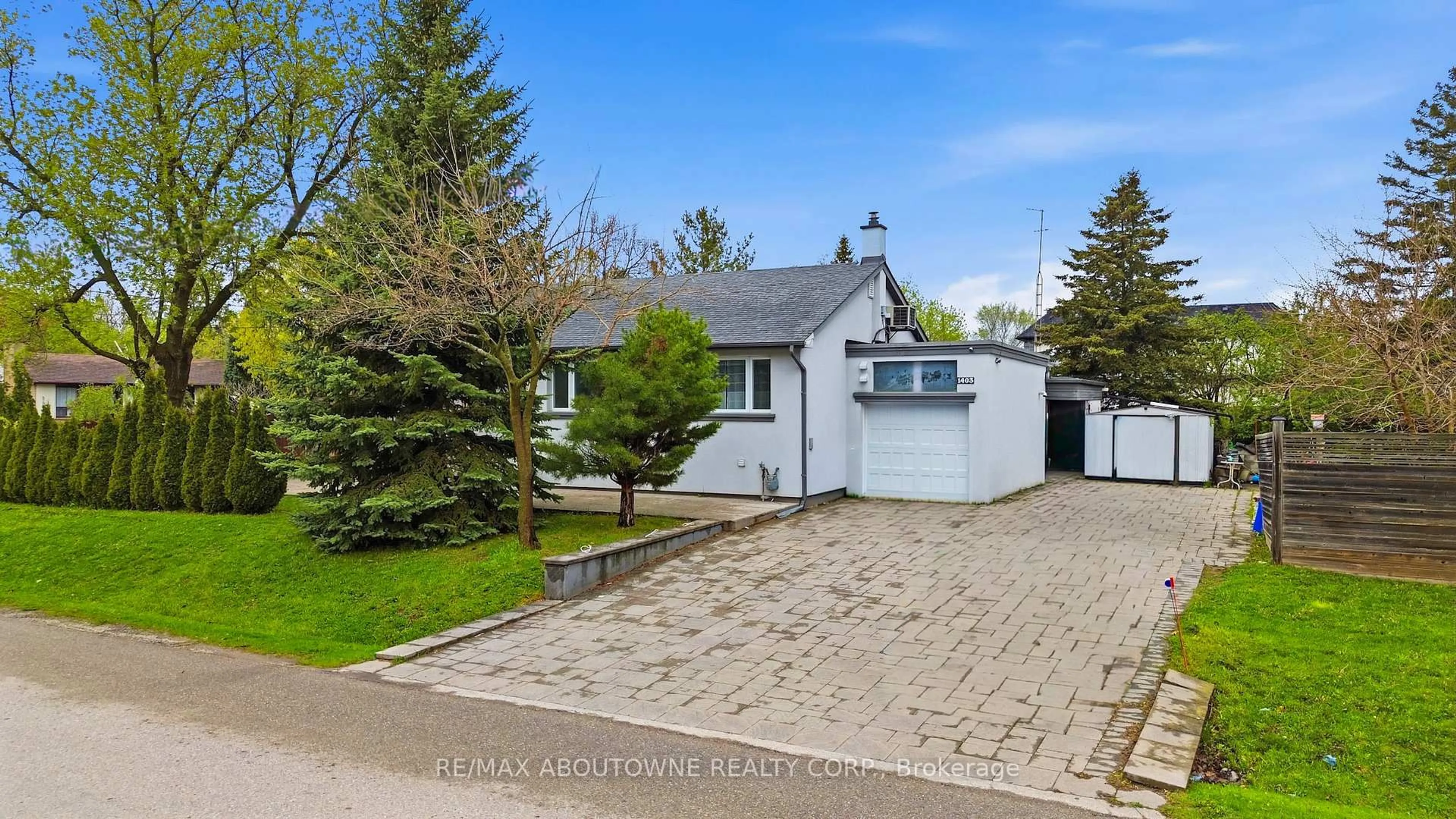 A pic from outside/outdoor area/front of a property/back of a property/a pic from drone, street for 1403 Selkirk Ave, Oakville Ontario L6L 2V5