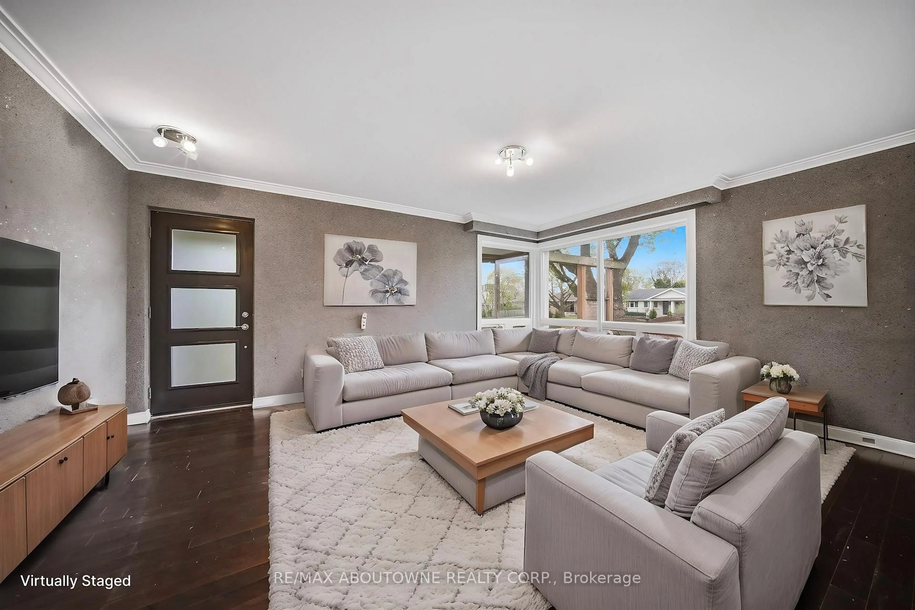 Living room with furniture, unknown for 1403 Selkirk Ave, Oakville Ontario L6L 2V5
