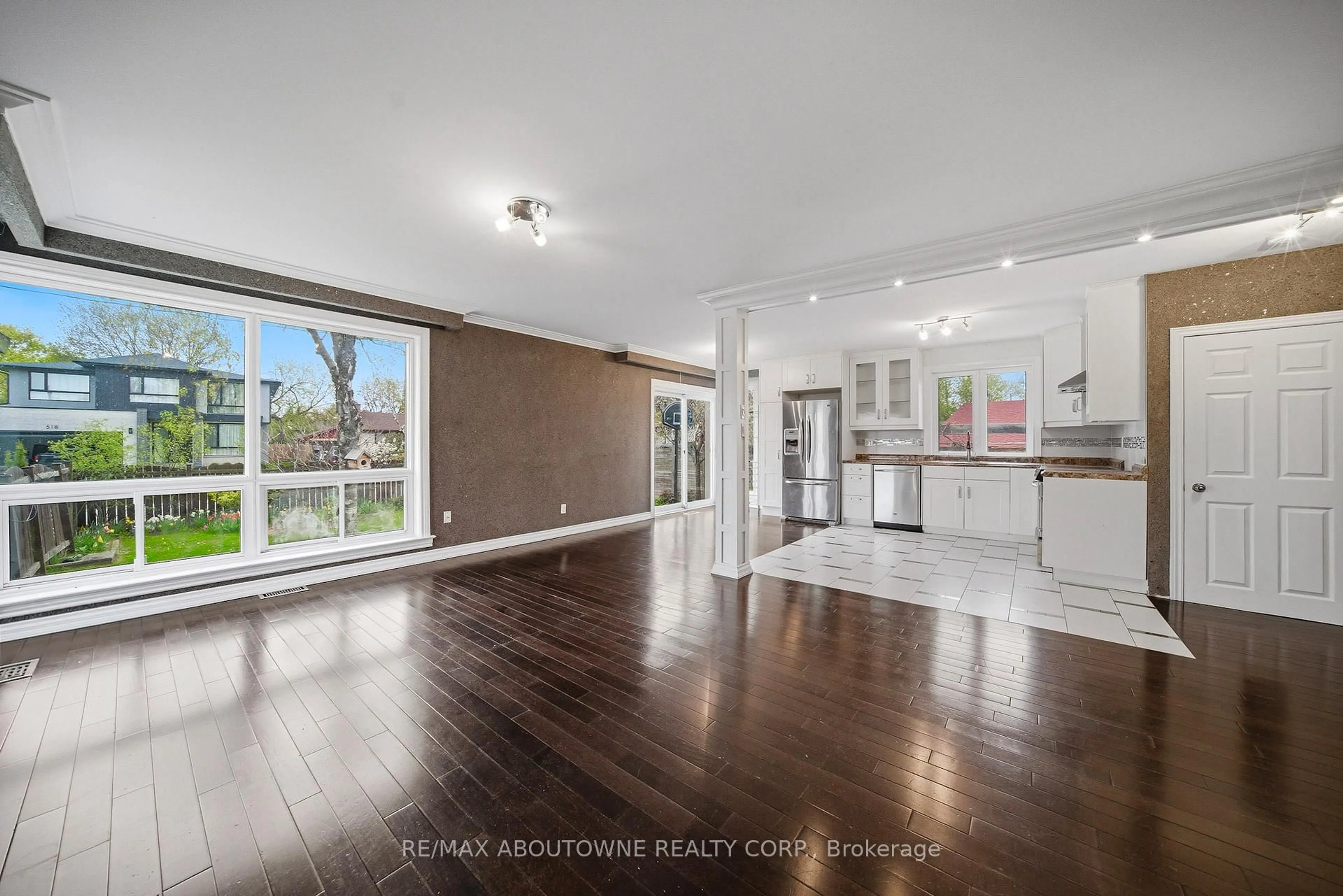 Open concept kitchen, unknown for 1403 Selkirk Ave, Oakville Ontario L6L 2V5