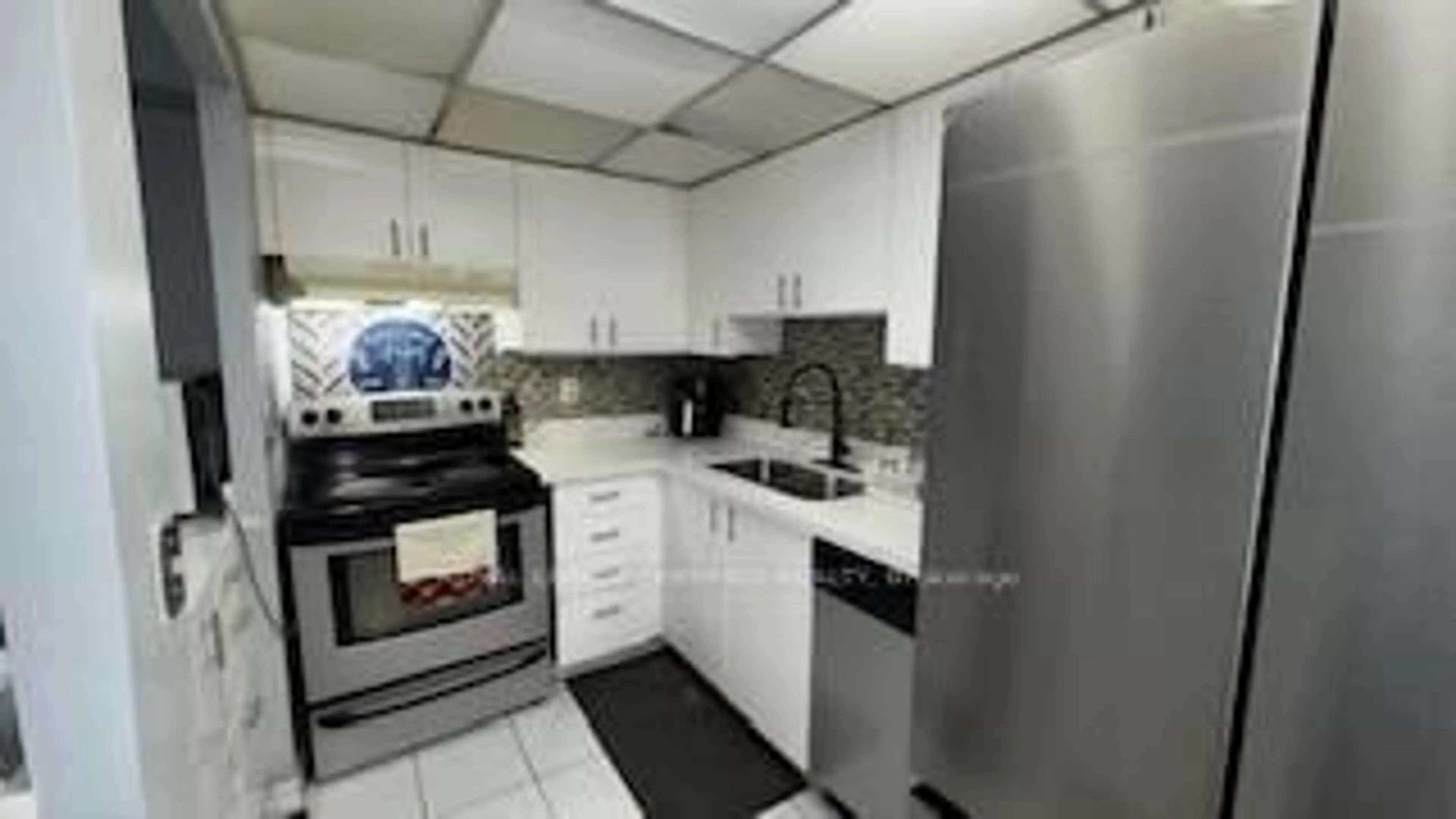 Standard kitchen, ceramic/tile floor for 145 Hillcrest Ave #910, Mississauga Ontario L5B 3Z1