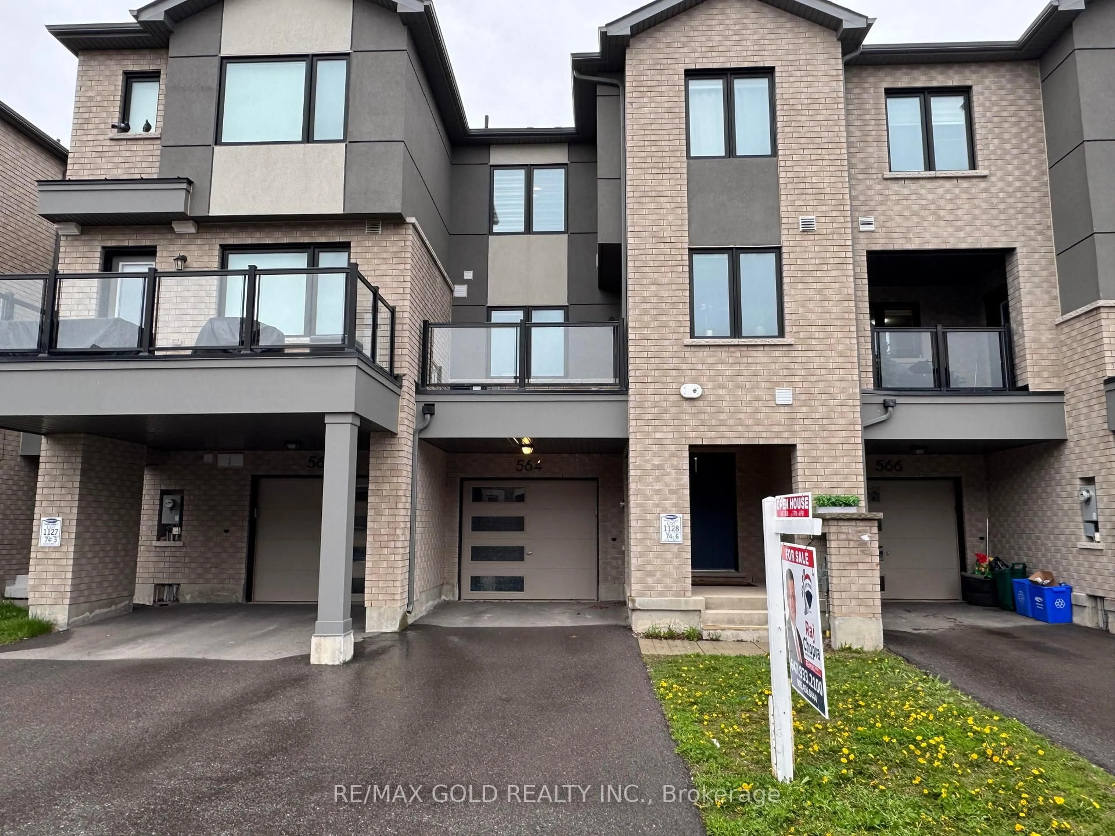 A pic from outside/outdoor area/front of a property/back of a property/a pic from drone, street for 564 Bellflower Crt, Milton Ontario L9E 1E4