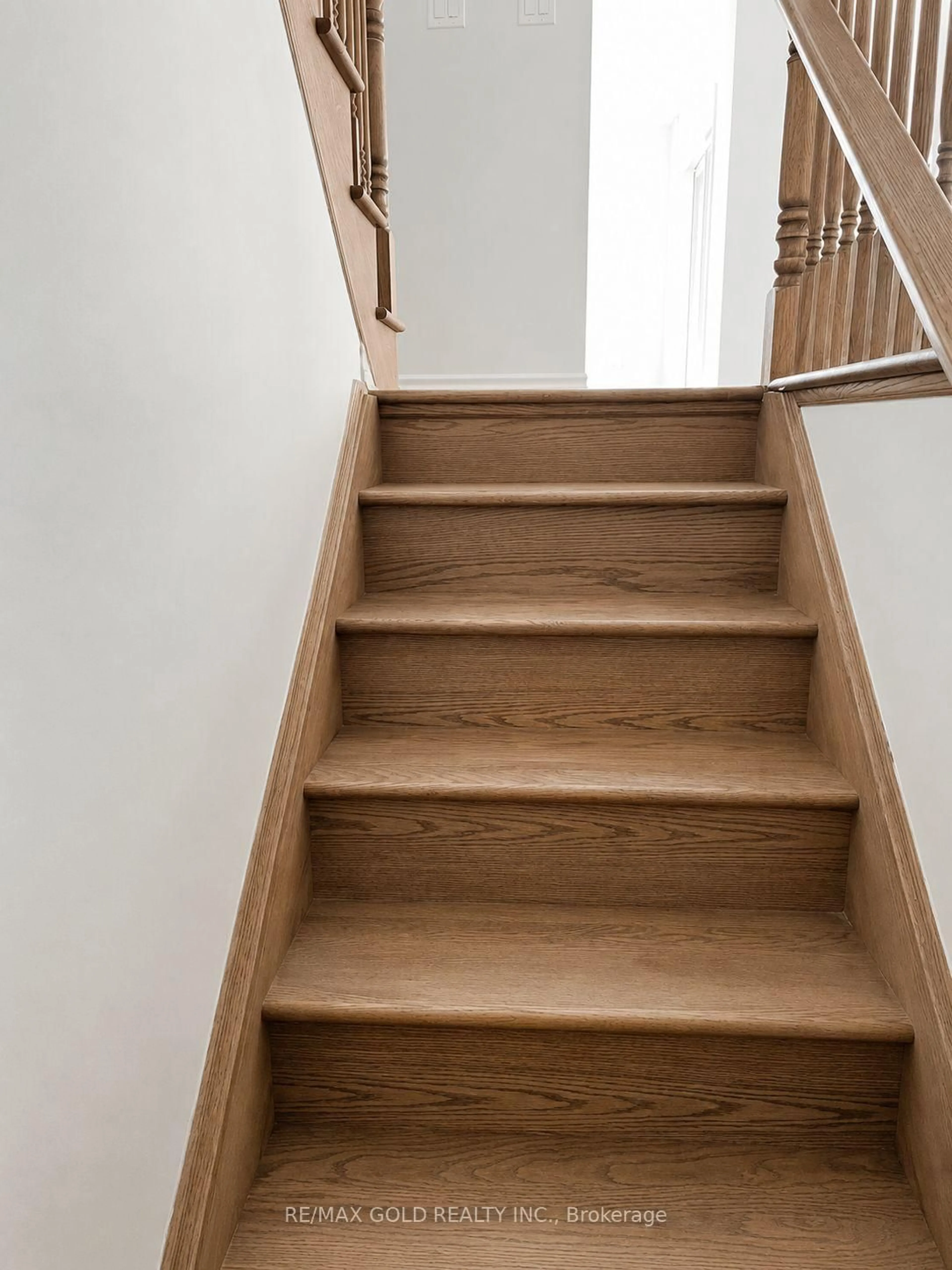 Stairs for 564 Bellflower Crt, Milton Ontario L9E 1E4