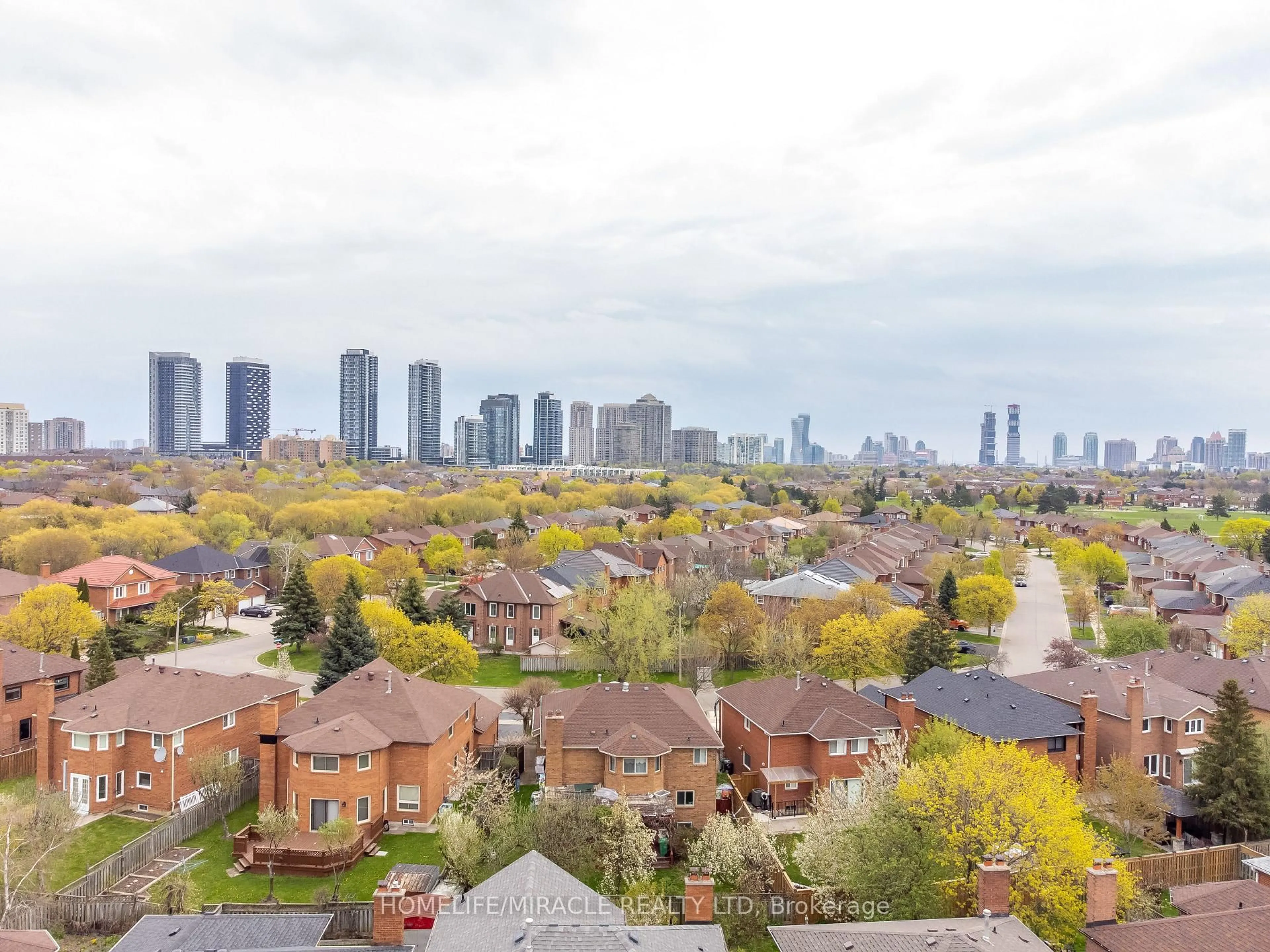 A pic from outside/outdoor area/front of a property/back of a property/a pic from drone, city buildings view from balcony for 5457 Heritage Hills Blvd, Mississauga Ontario L5R 2H4