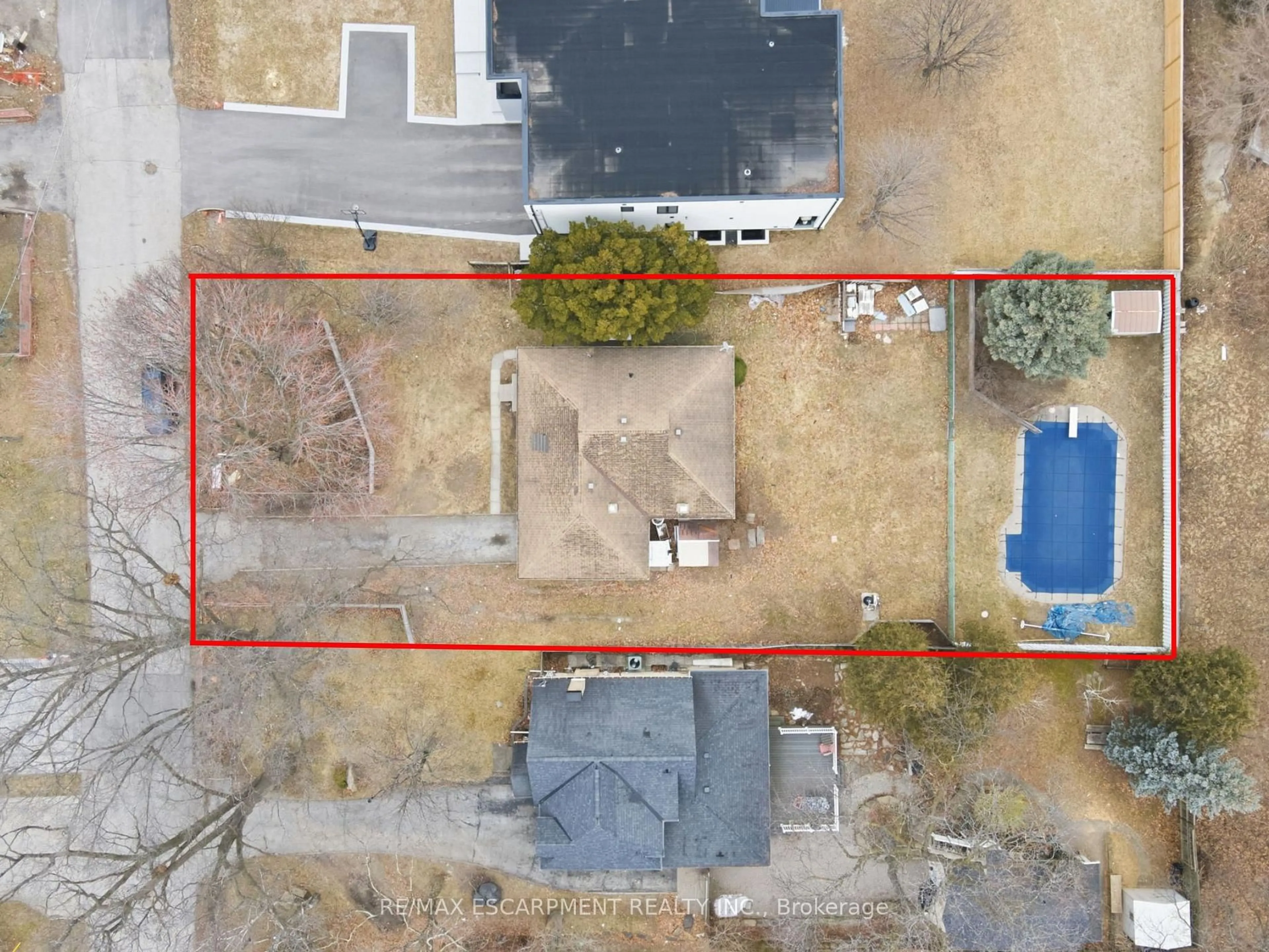 A pic from outside/outdoor area/front of a property/back of a property/a pic from drone, street for 1643 Glenburnie Rd, Mississauga Ontario L5G 3E4
