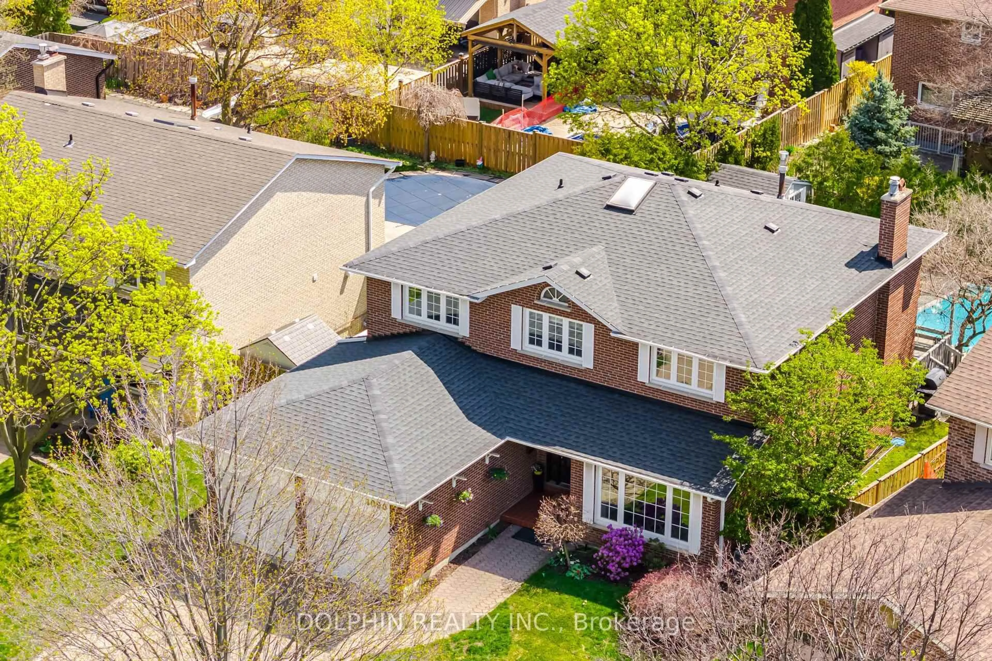 A pic from outside/outdoor area/front of a property/back of a property/a pic from drone, street for 1090 Vanier Dr, Mississauga Ontario L5H 3X1