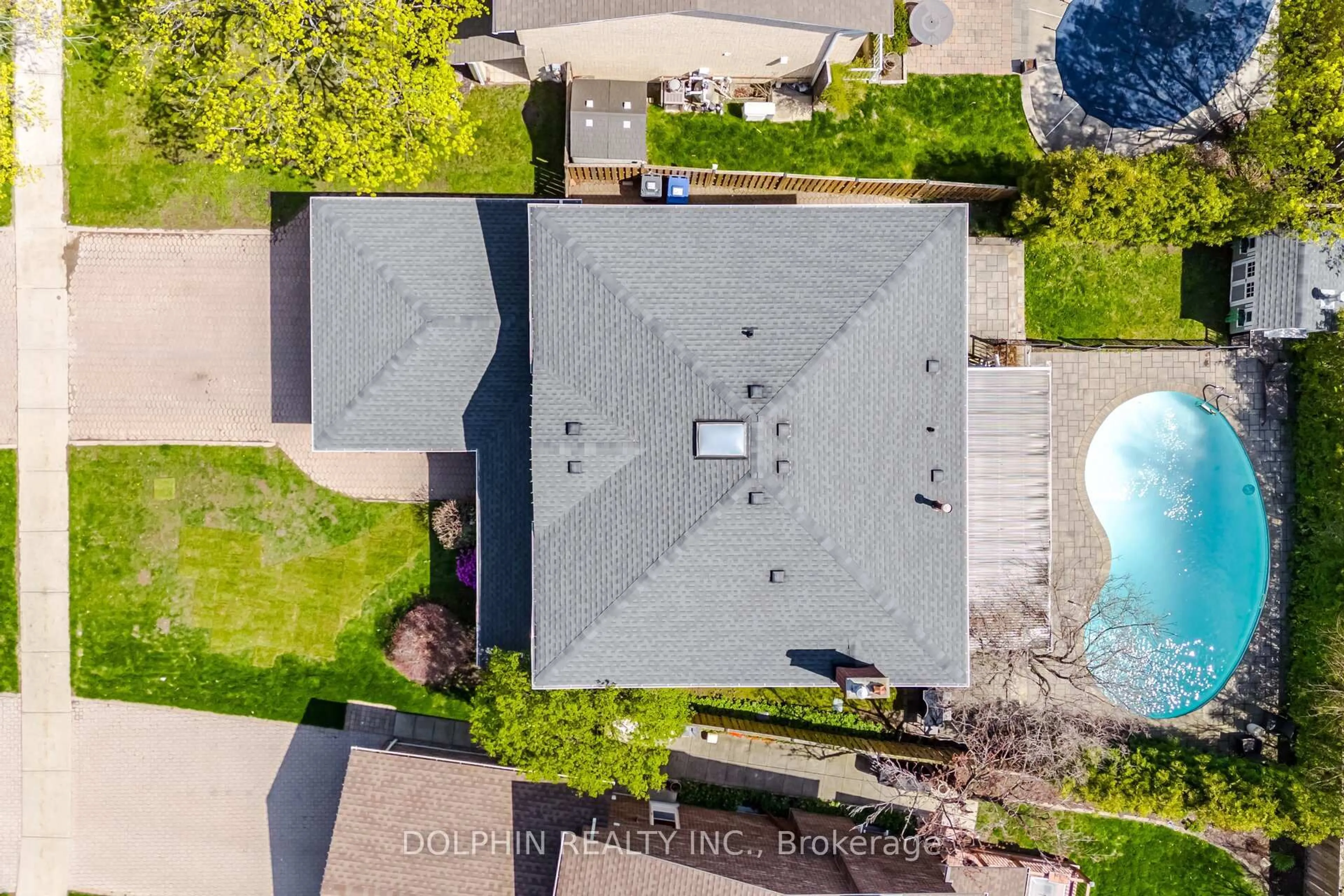 A pic from outside/outdoor area/front of a property/back of a property/a pic from drone, street for 1090 Vanier Dr, Mississauga Ontario L5H 3X1