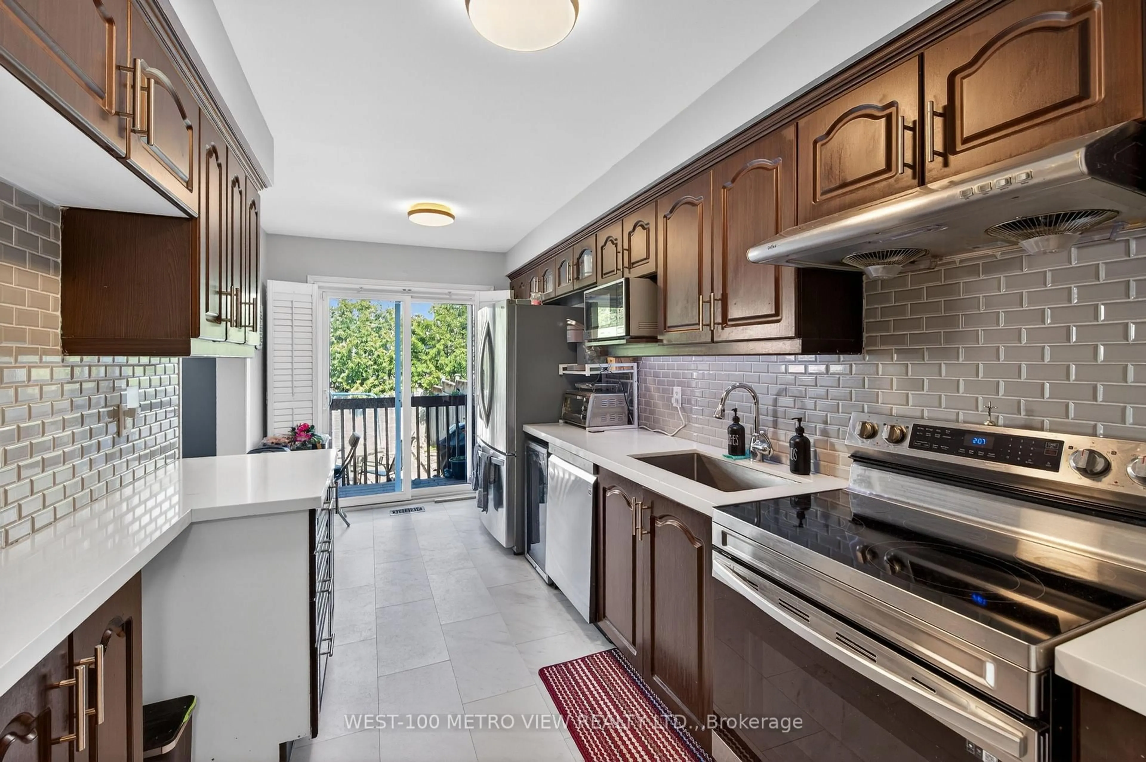 Open concept kitchen, ceramic/tile floor for 5361 Bullrush Dr, Mississauga Ontario L5V 2C1