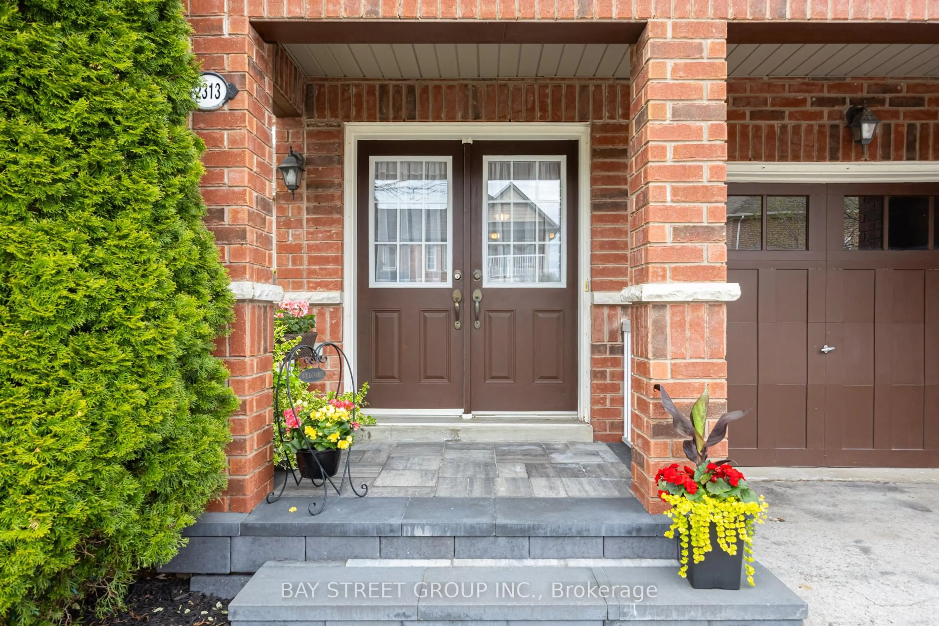 Indoor entryway for 2313 Saddlecreek Cres, Oakville Ontario L6M 5J6