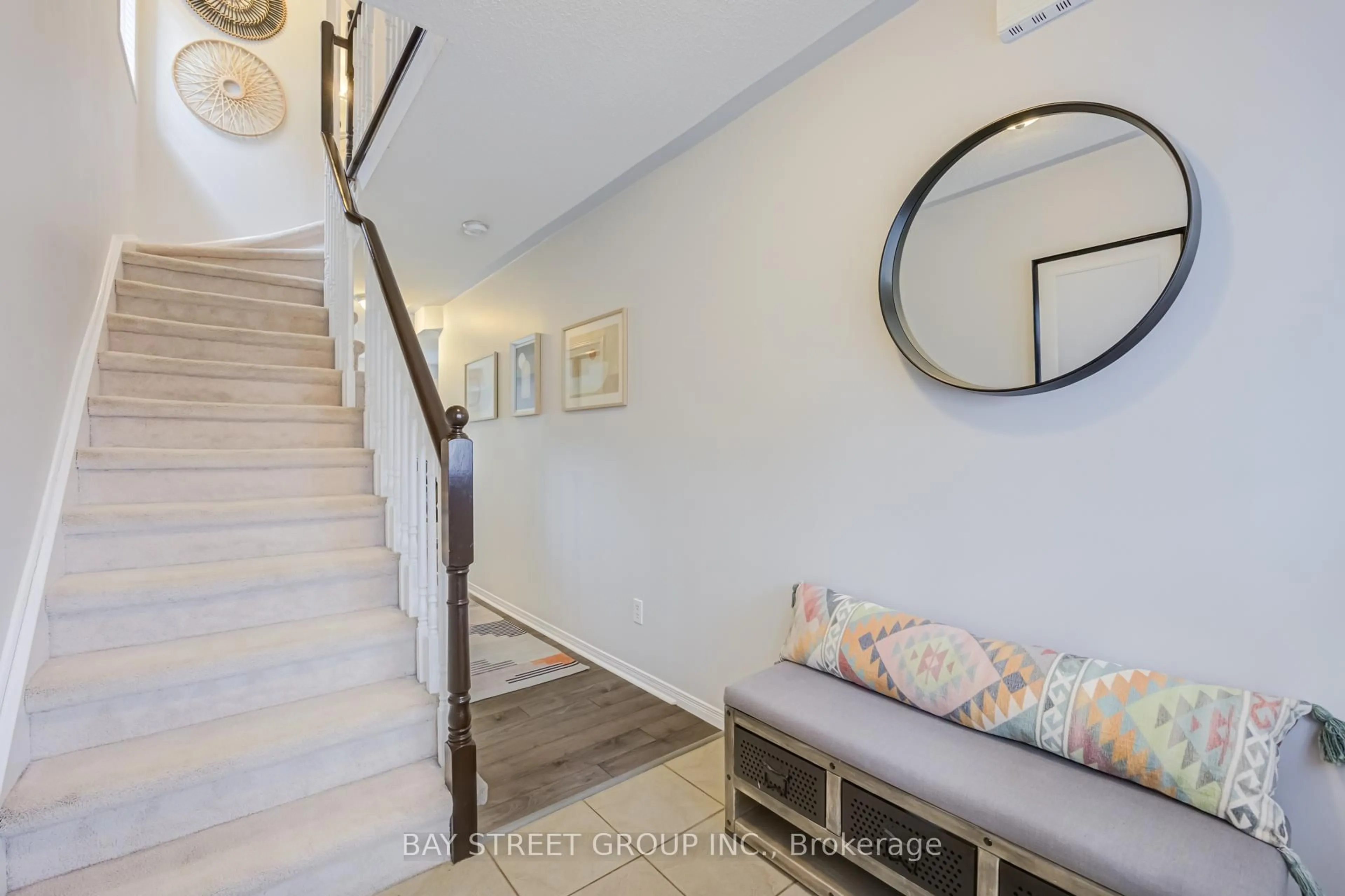 Indoor entryway for 2313 Saddlecreek Cres, Oakville Ontario L6M 5J6